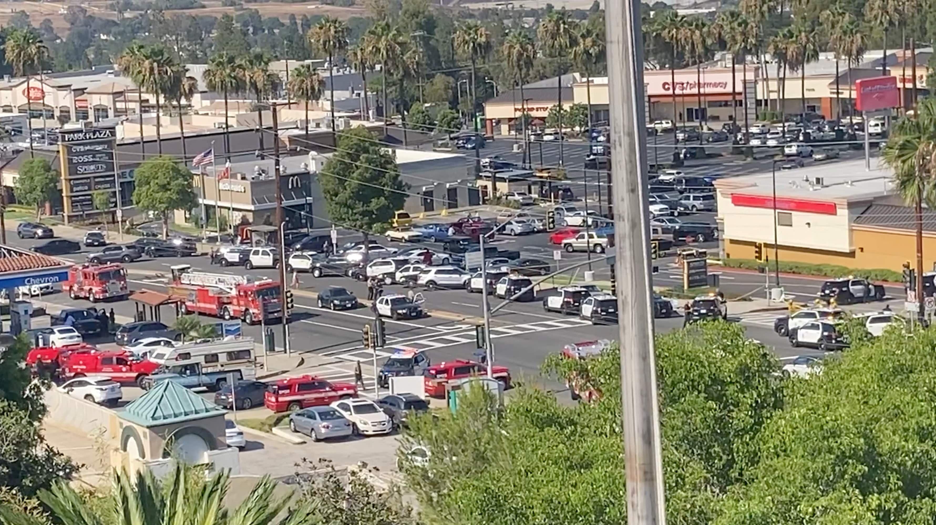 Los vehículos de emergencia y el personal trabajan luego de un tiroteo en Peck Park, San Pedro, Los Ángeles, California, EEUU
