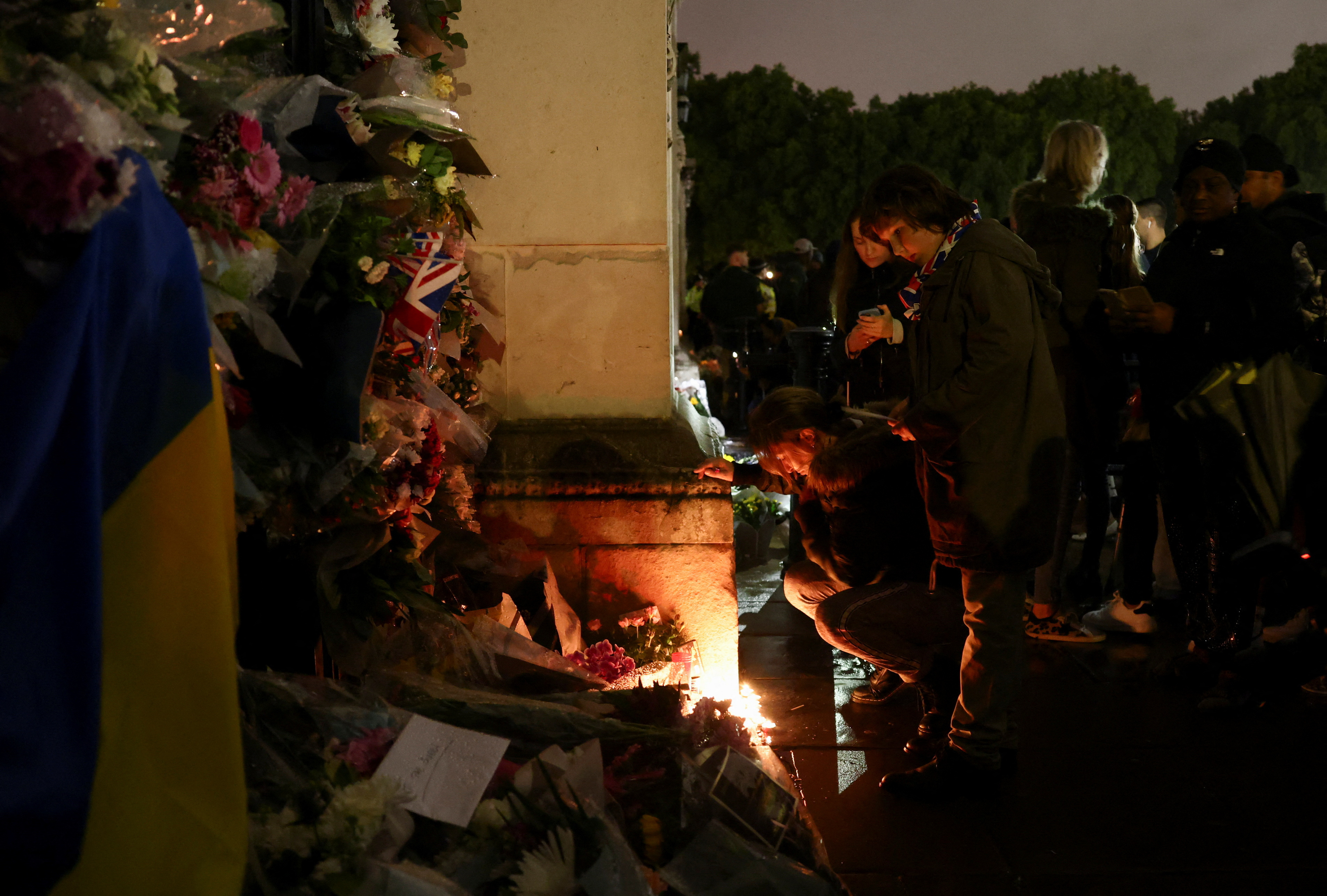 La gente deja flores y velas en el Palacio de Buckingham (REUTERS/Henry Nicholls)