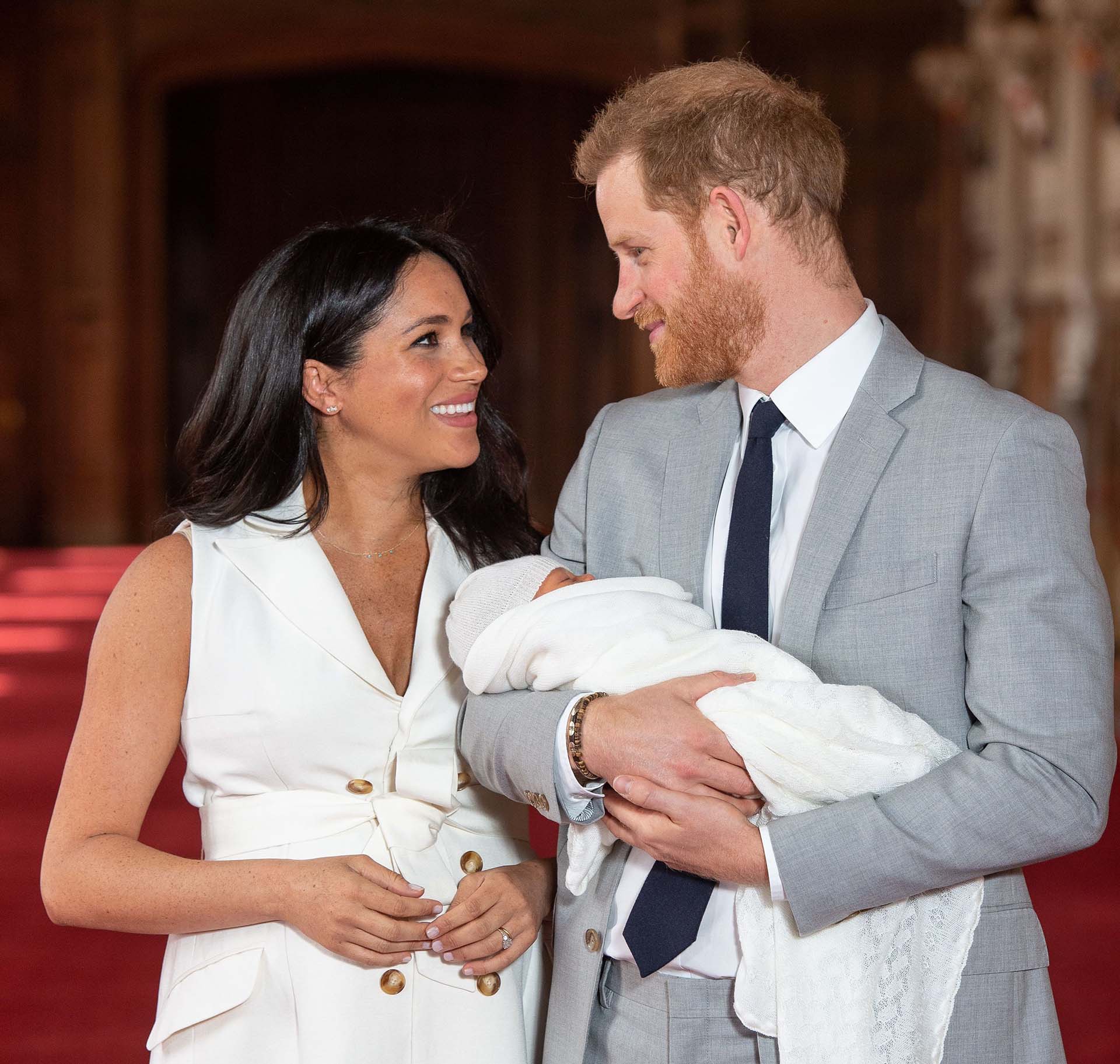El príncipe Harry y Meghan Markle, duquesa de Sussex, con su hijo Archie Harrison Mountbatten-Windsor (Shutterstock)