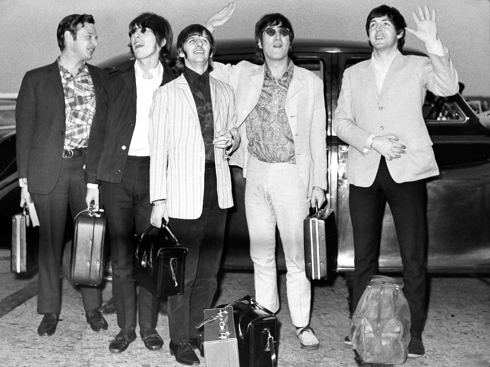 Los Beatles en el aeropuertos de Londres junto a su manager Brian Epstein en 1966, el año de la polémica (Northcliffe Collection/ANL/Shutterstock)