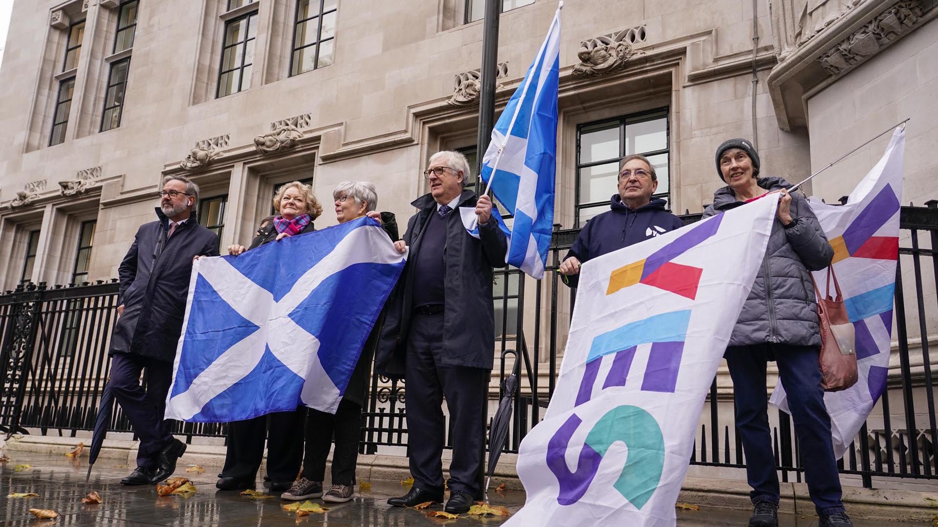 Manifestantes sostienen banderas escocesas frente a la Corte Suprema en Londres (AP Photo/Alberto Pezzali)
