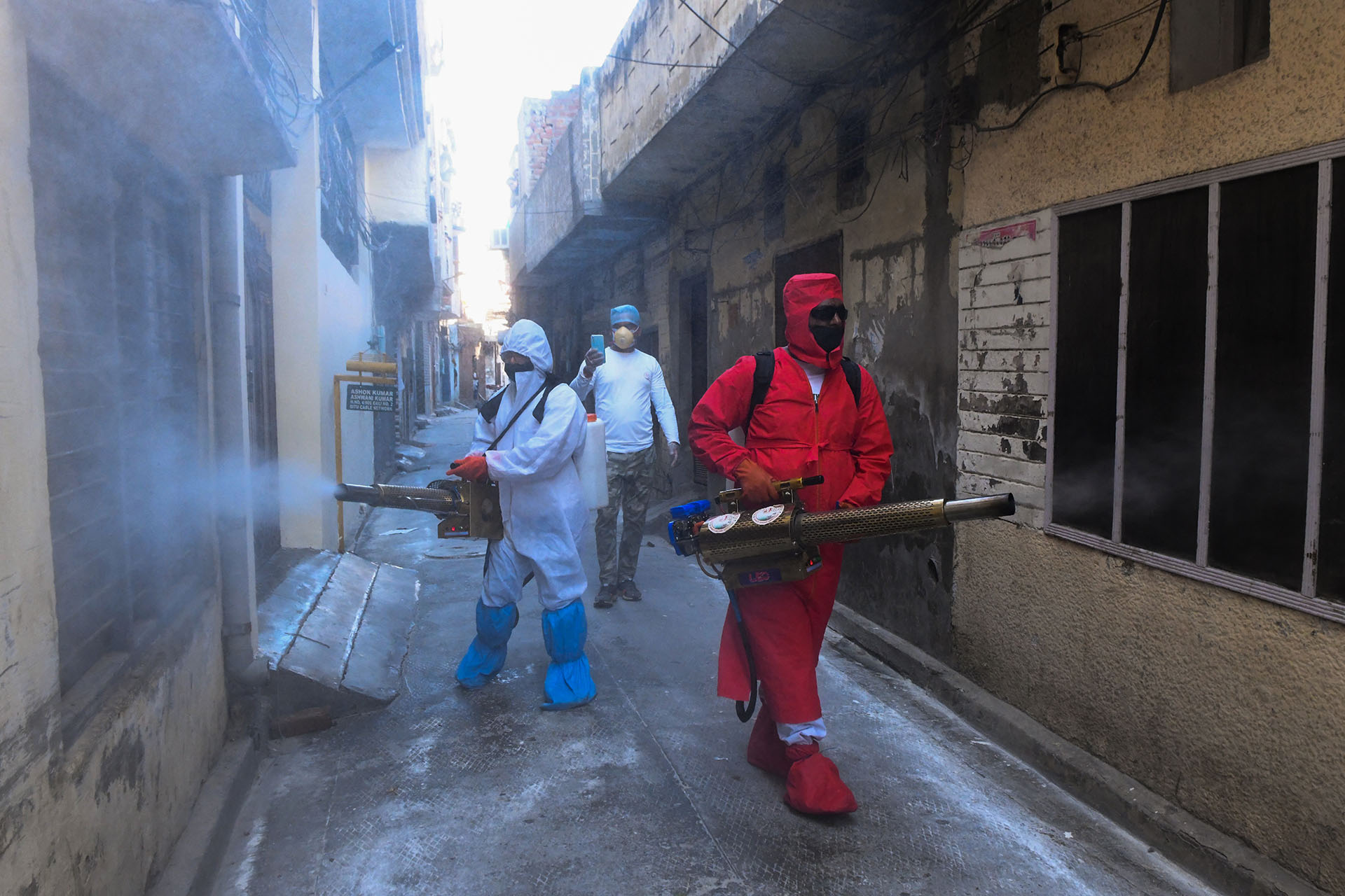 Voluntarios desinfectan un área en Amritsar el 23 de abril de 2020. (Foto de NARINDER NANU / AFP)