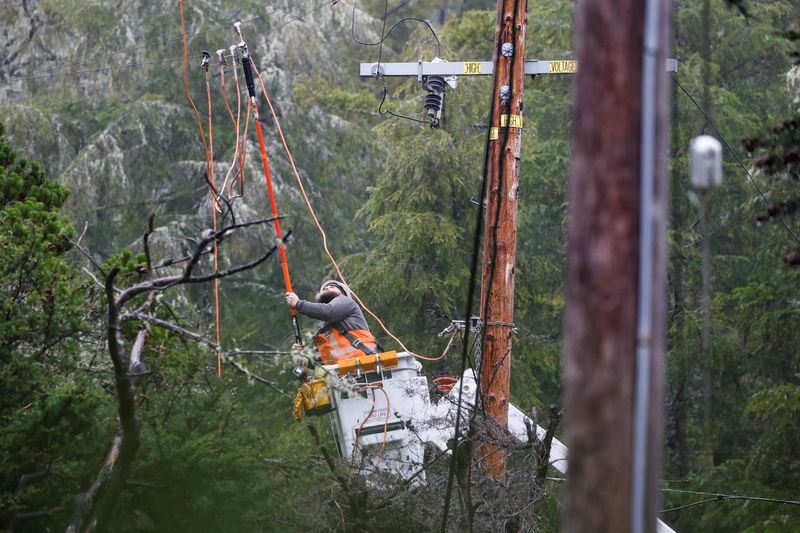 Un miembro de una cuadrilla de Pacific Gas & Electric trabaja para reparar una línea eléctrica, tras las tormentas en Mendocino, California, Estados Unidos. 5 de enero, 2023. REUTERS/Fred Greaves