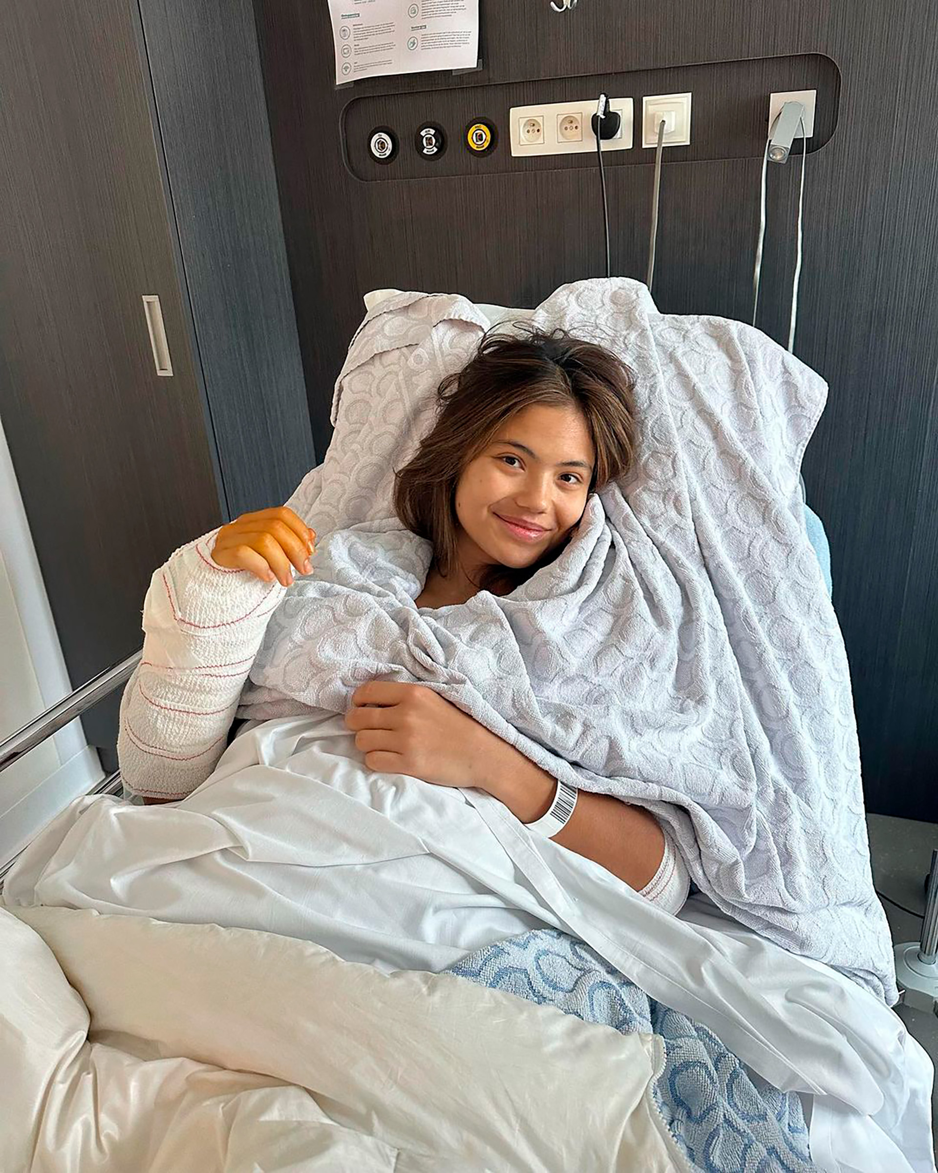 Emma Raducanu fue operada con éxito de su muñeca derecha. La tenista de 20 años no tiene fecha de retorno al circuito WTA (Instagram)
