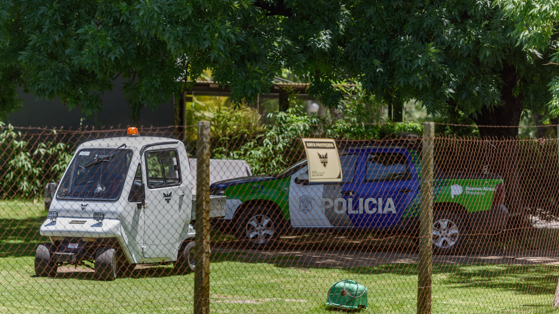 Policía en el barrio cerrado esta mañana tras la denuncia (Adrián Escandar)
