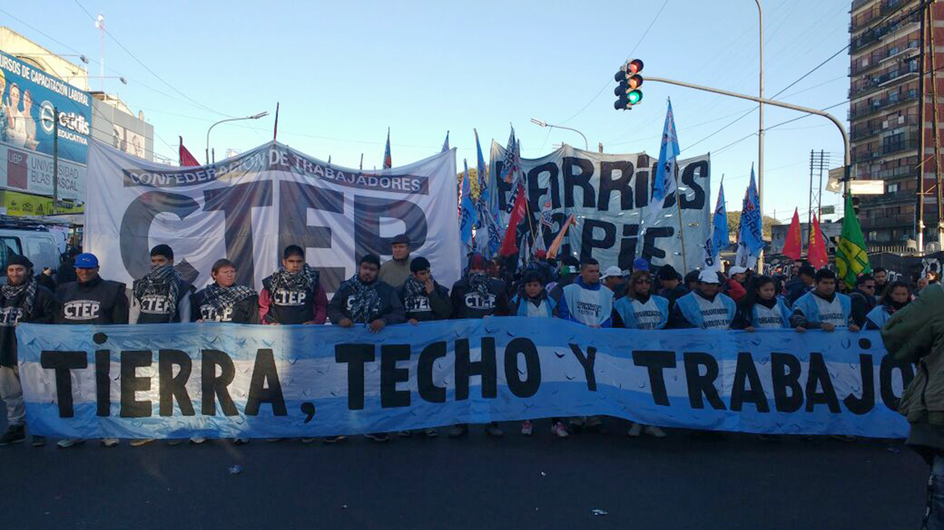 Los movimientos sociales oficialistas marchan de la Basílica de Luján a Plaza de Mayo contra el hambre, la pobreza y la inflación
