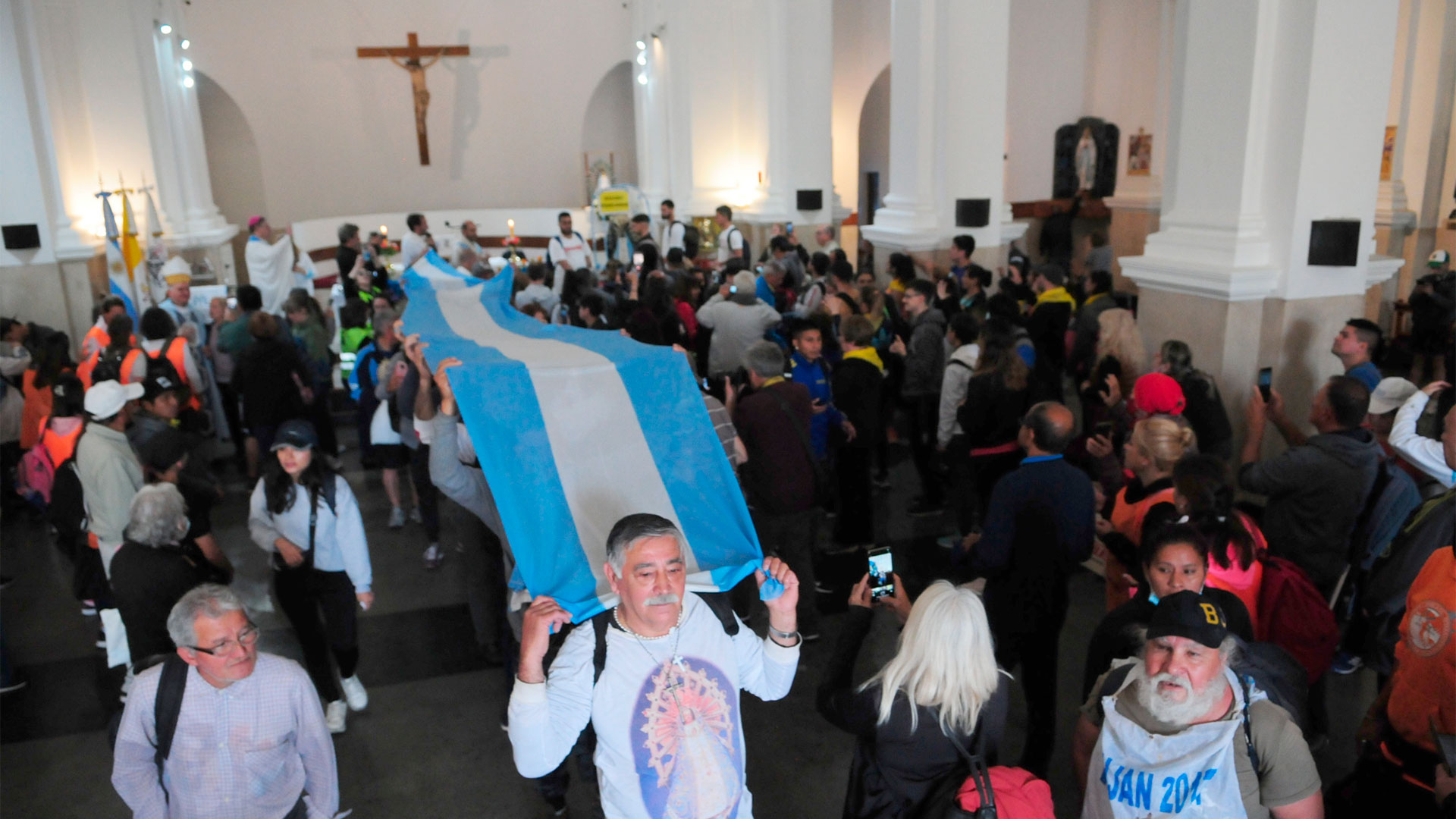 La bandera argentina también se hizo presente en la peregrinación