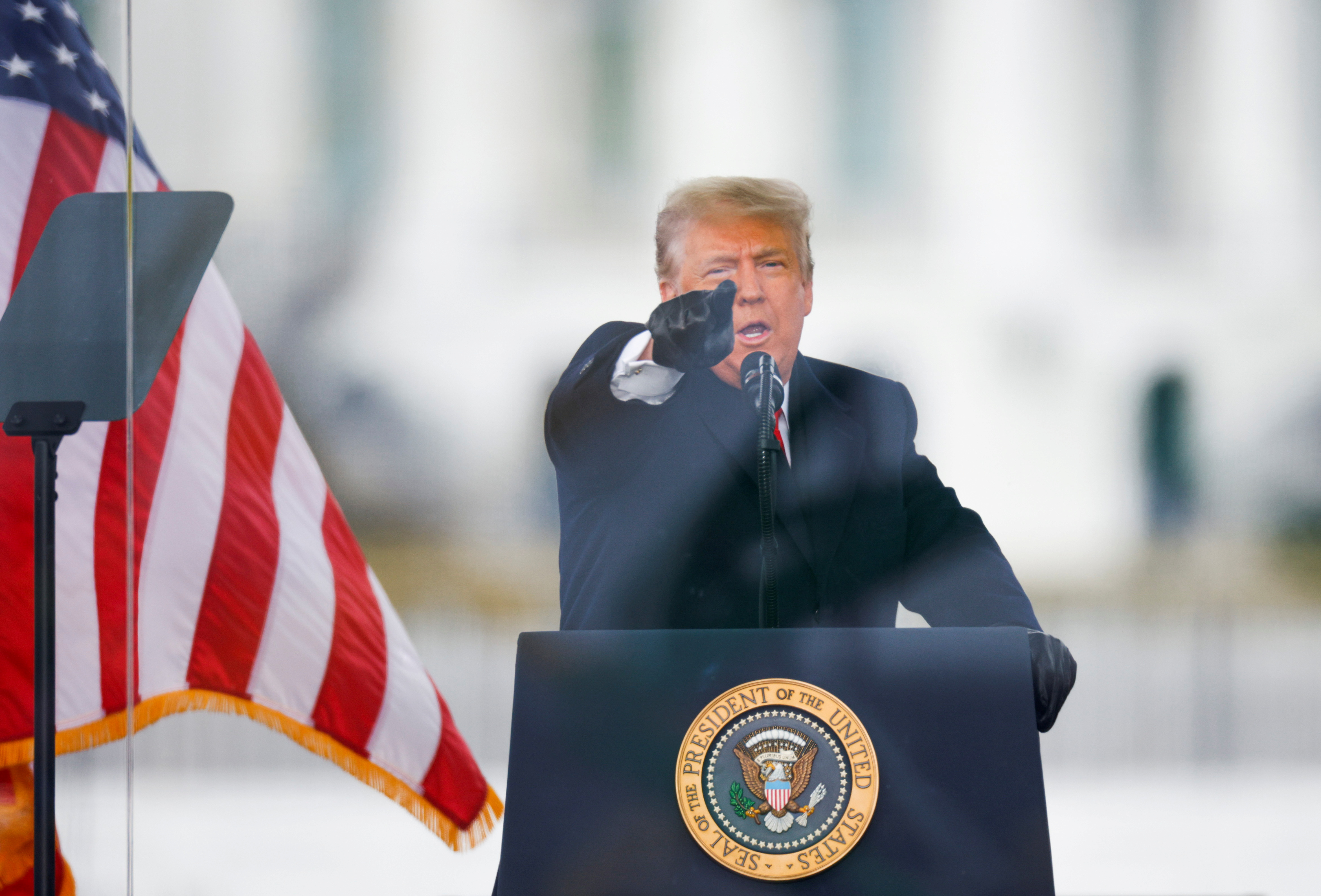 Facebook, Instagram, YouTube, Twitter, Twitch y Snapchat —entre otras plataformas— suspendieron las cuentas del presidente saliente de los Estados Unidos, Donald Trump. (REUTERS/Jim Bourg)
