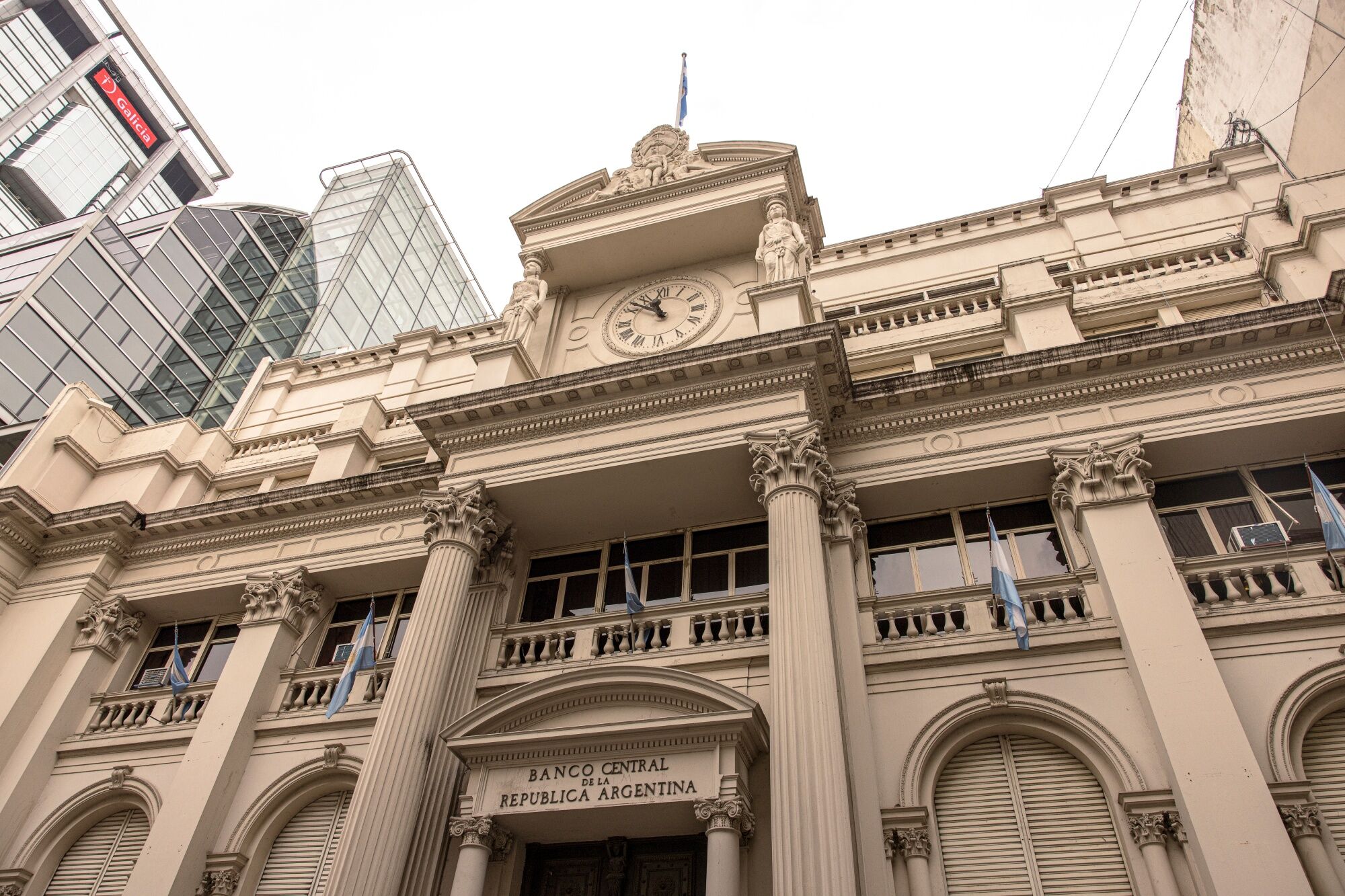 Banco central argentino eleva tasa a 81% tras alza inflación
