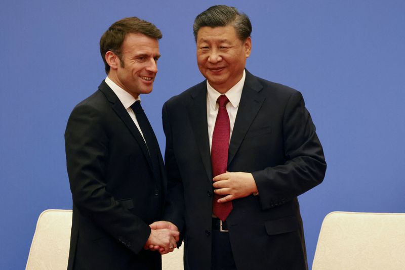 El presidente francés, Emmanuel Macron, y el presidente chino, Xi Jinping, se dan la mano en una reunión del consejo empresarial franco-chino en Beijing, China. 6 de abril de 2023. Ludovic Marin/Pool vía REUTERS/Archivo