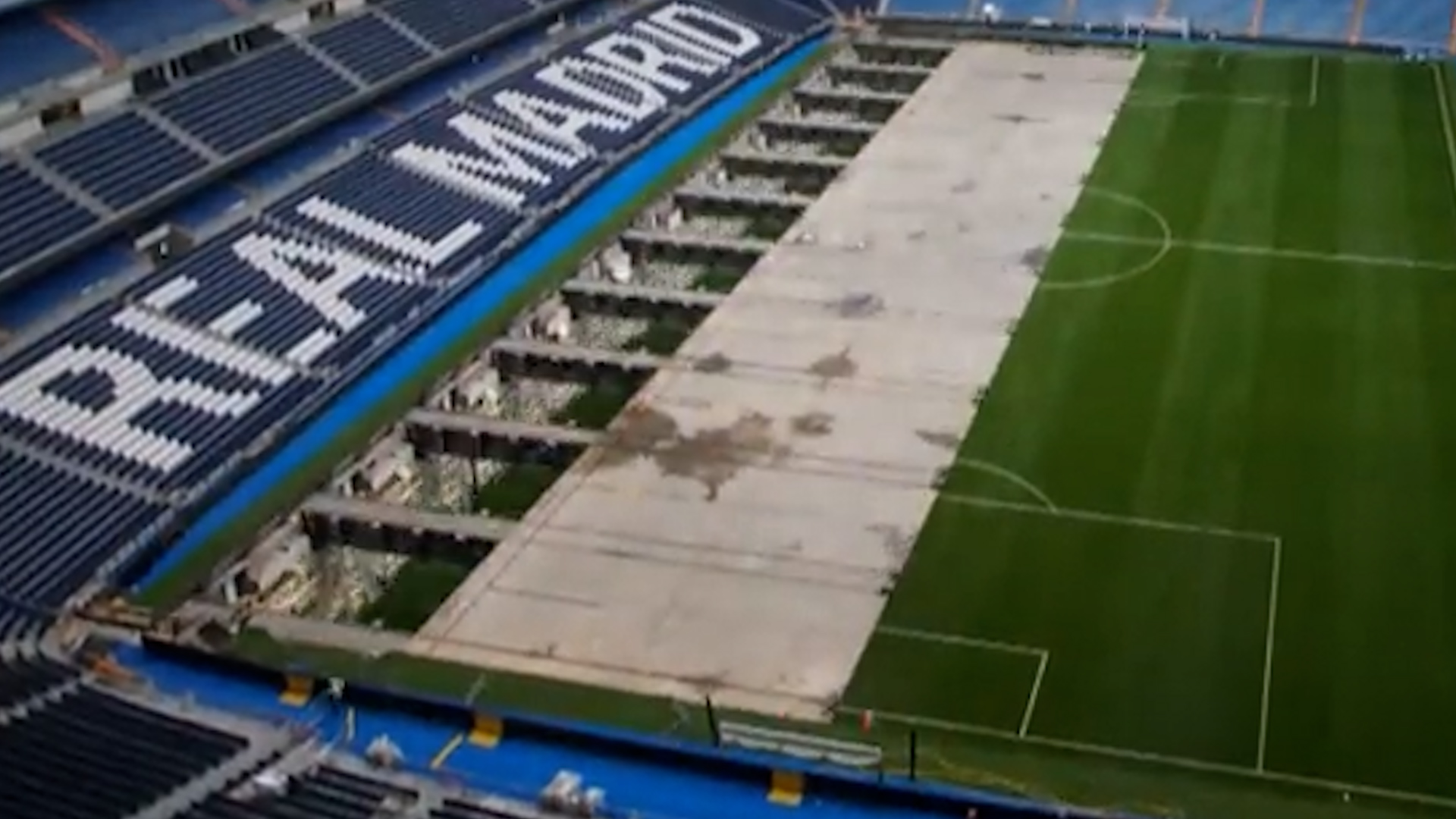 El estadio Santiago Bernabéu, en donde juega el Real Madrid, cuenta con un  césped retractil, tras su remodelación