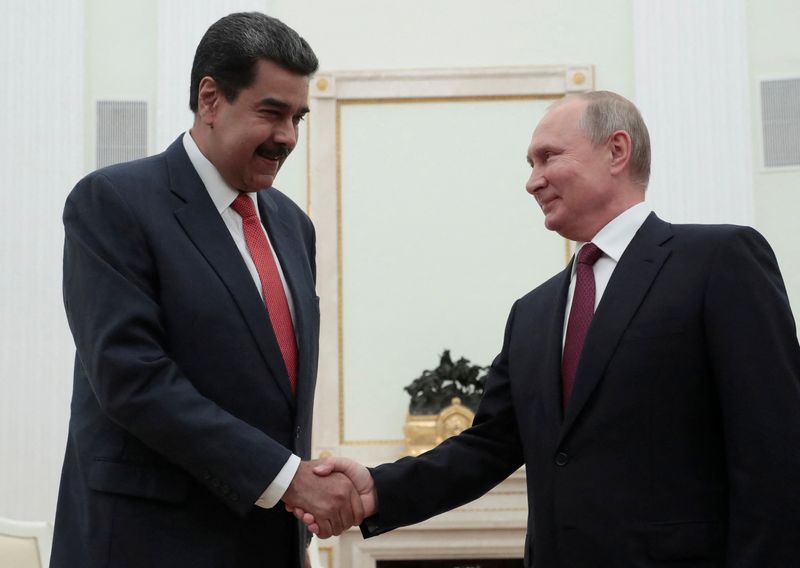 El Presidente ruso Vladimir Putin saludando a su par de Venezuela Nicolas Maduro en el Kremlin, en 2019 (Sergei Chirikov/REUTERS)