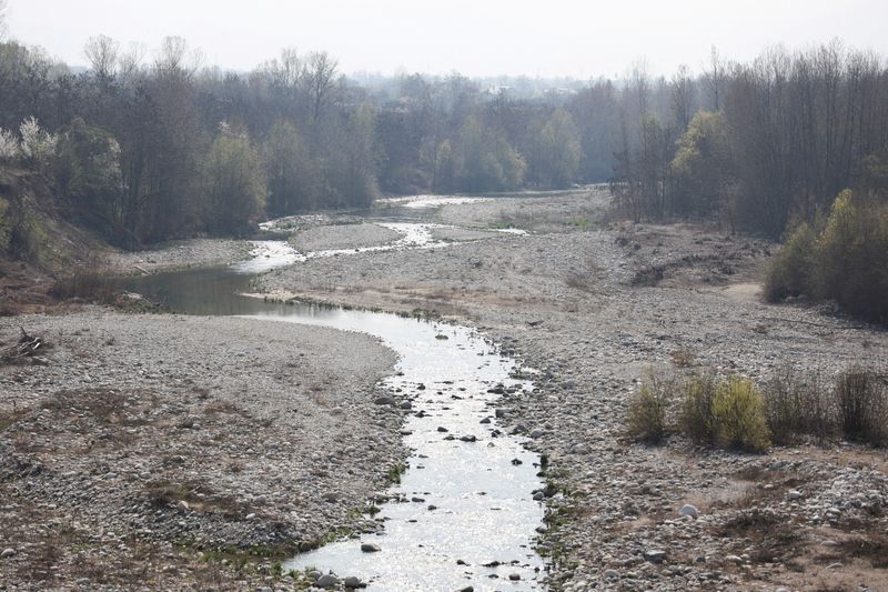 FOTO DE ARCHIVO: Una vista muestra el lecho seco del río Gesso, ya que los grandes embalses de agua dulce de Italia se han secado debido a la peor sequía de los últimos 70 años, en Cuneo, Italia, 22 de marzo 2023. REUTERS/Claudia Greco