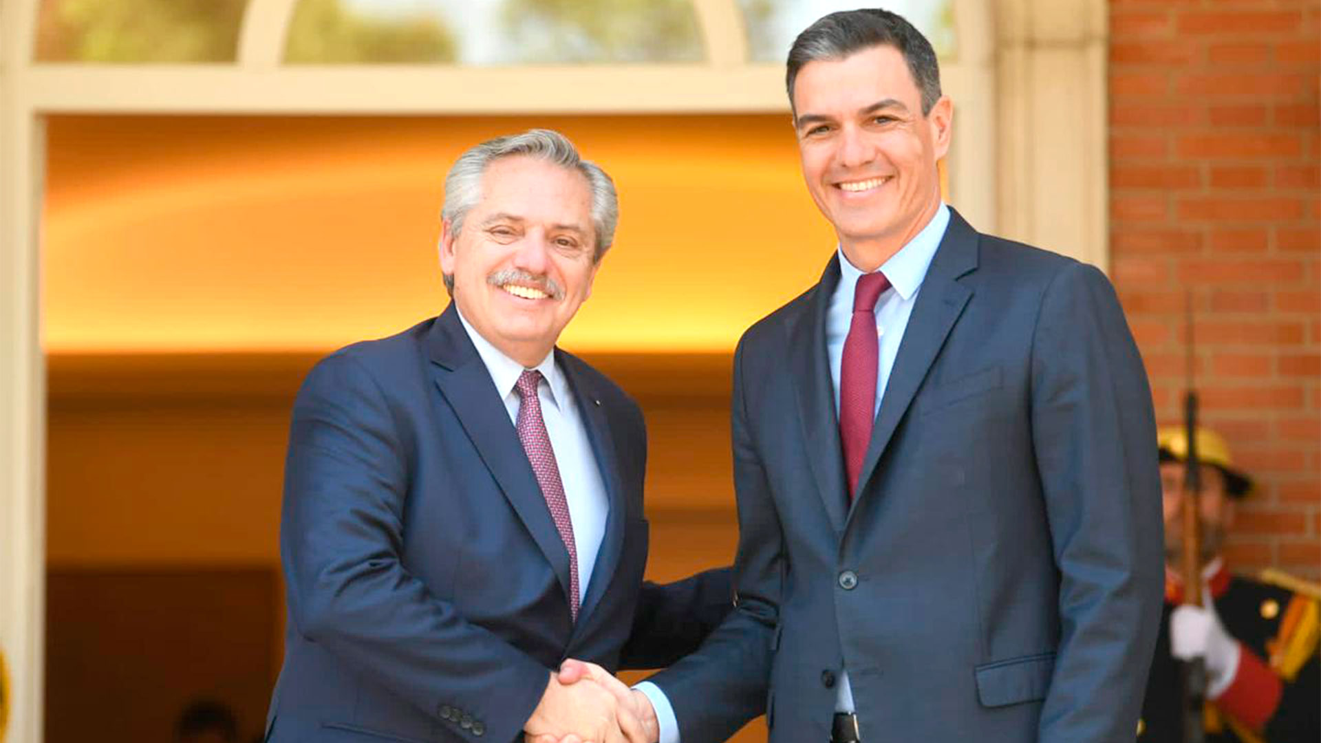 Alberto Fernández y Pedro Sánchez sonríen para la foto en España