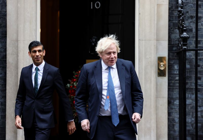 Foto de archivo del Primer Ministro británico, Boris Johnson y Rishi Sunak saliendo de Downing Street
Dic 1, 2021. REUTERS/Henry Nicholls