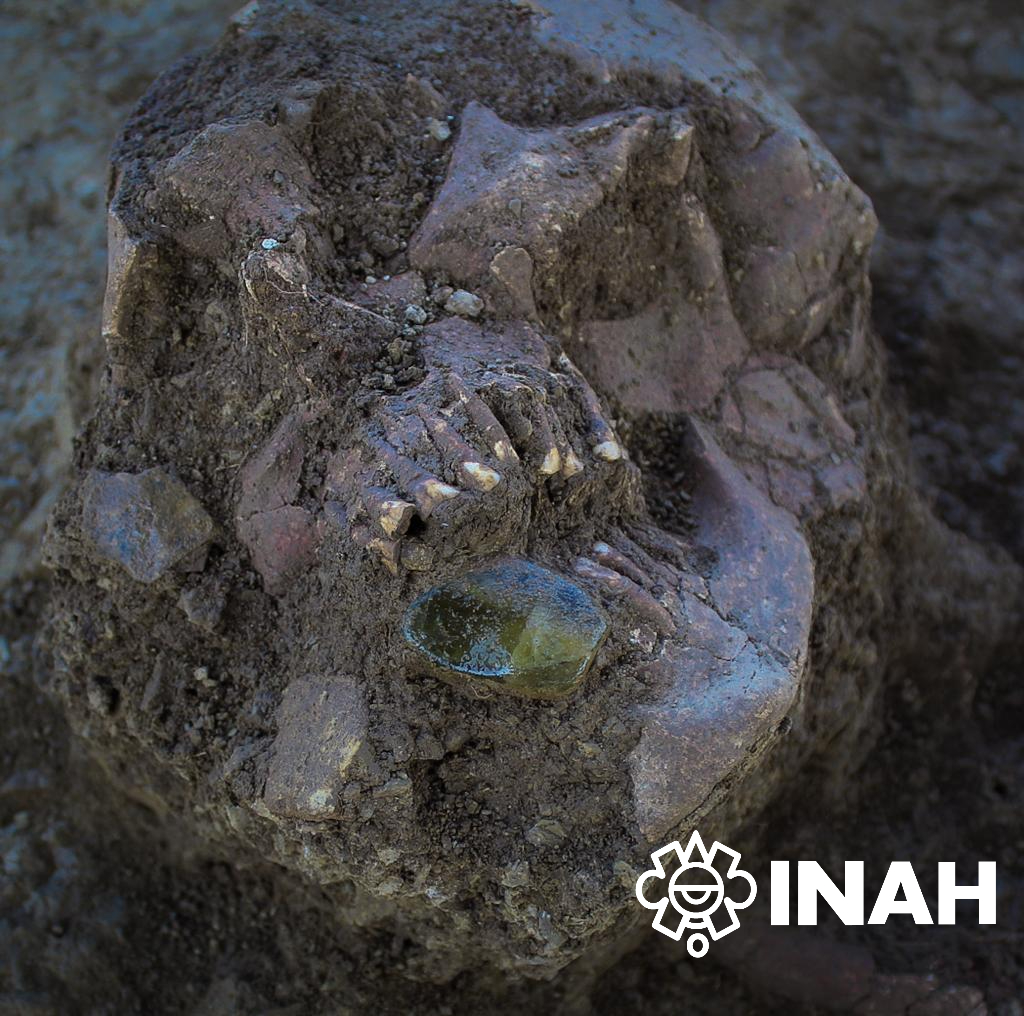 En uno de los entierros se hallaron tres osamentas con pendientes de cuarzo verde y concha (INAH)