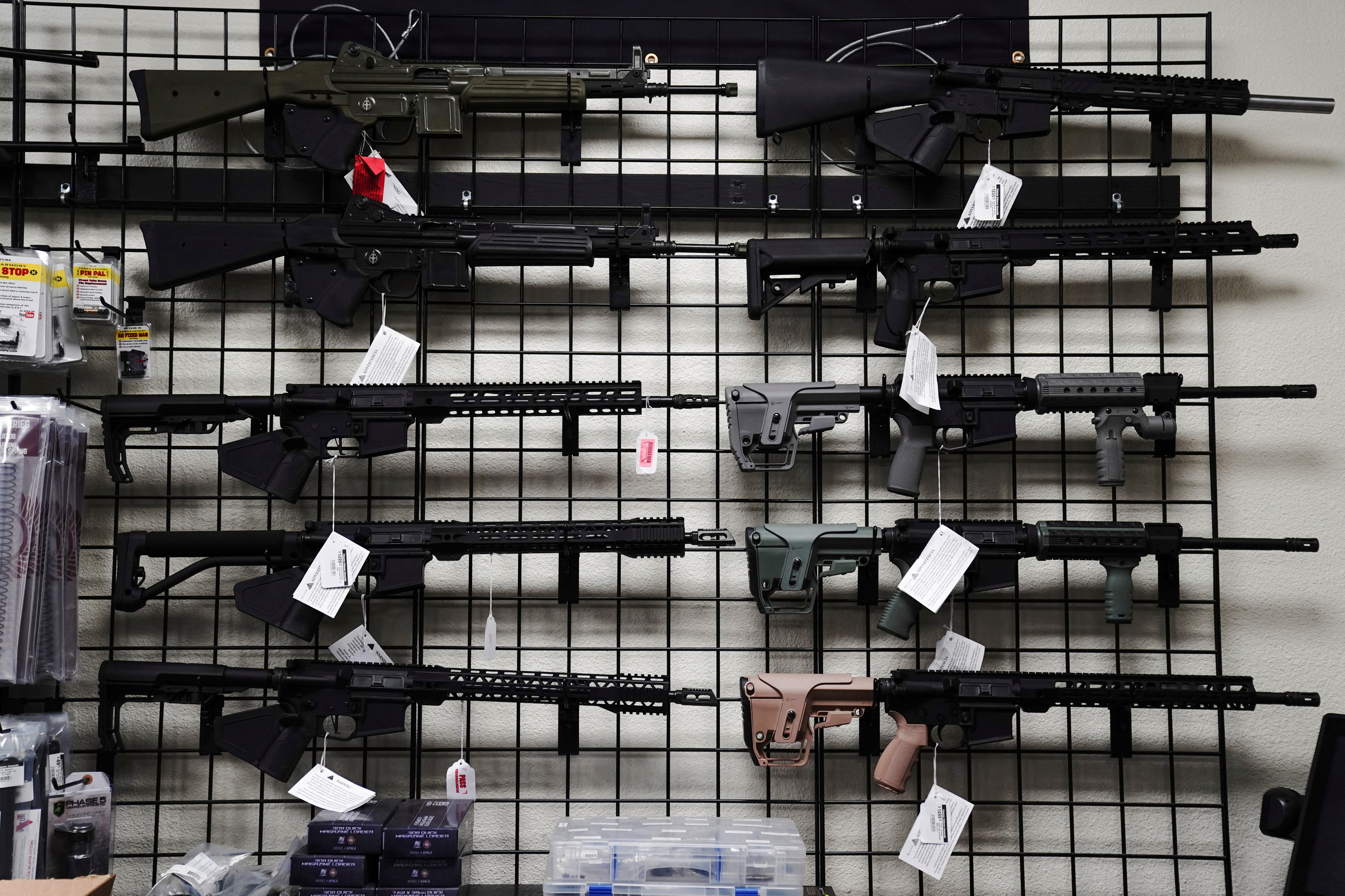 Foto de archivo de rifles estilo AR-15 para la venta en Firearms Unknown, una tienda de armas en Oceanside, California, el 12 de abril de 2021 (REUTERS/Bing Guan)