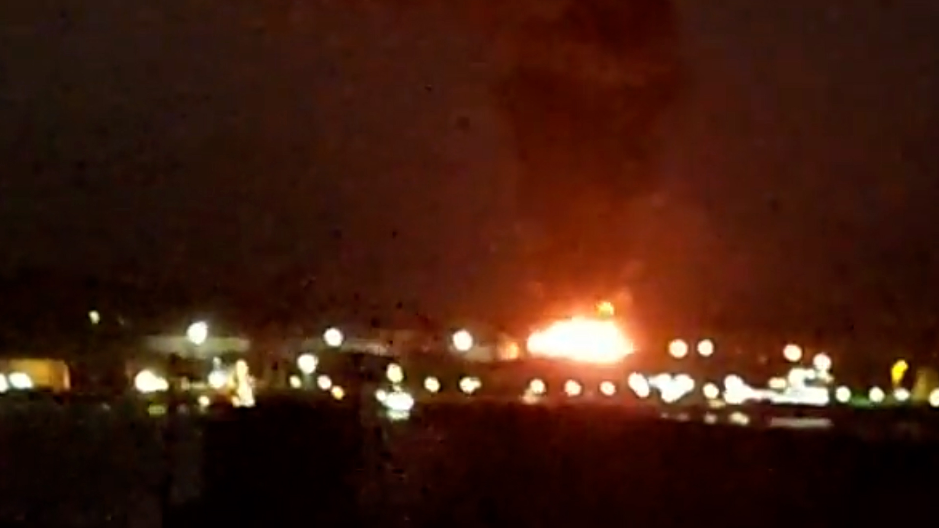 Dalam gambar yang disiarkan di televisi, terlihat gumpalan asap hitam yang menutupi langit kota Matanzas
