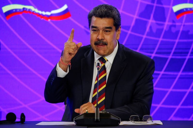 Entre gritos y groserias, el dictador Maduro pidió apoyo a los movimientos argentinos para “recuperar” el avión retenido en Buenos Aires