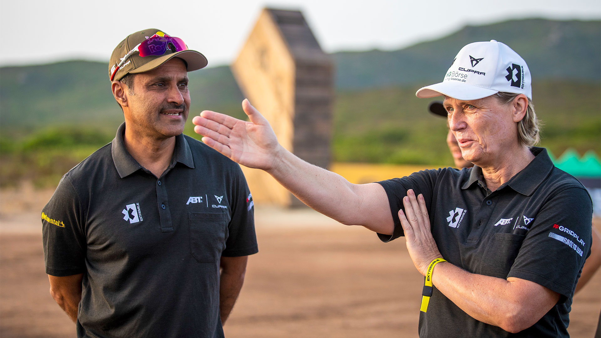 Junto a su compañera de equipo Jutta Kleinschmidt, la única mujer que ganó el Rally Dakar (Crédito: Prensa Extreme E)