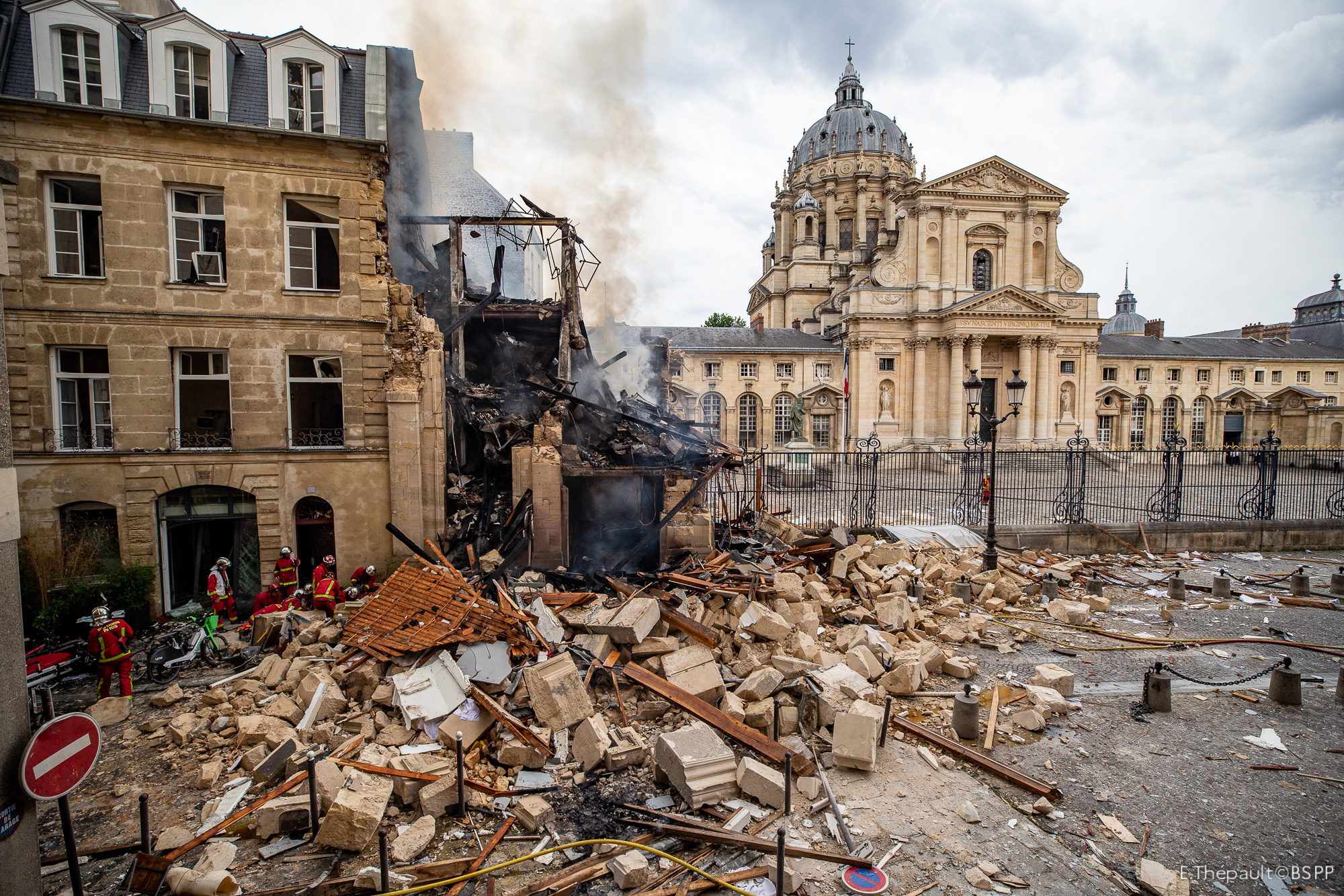 Bomberos junto a los restos del antiguo hospital militar Val-de-Grace en París, después de que una explosión arrasara un edificio (AFP)