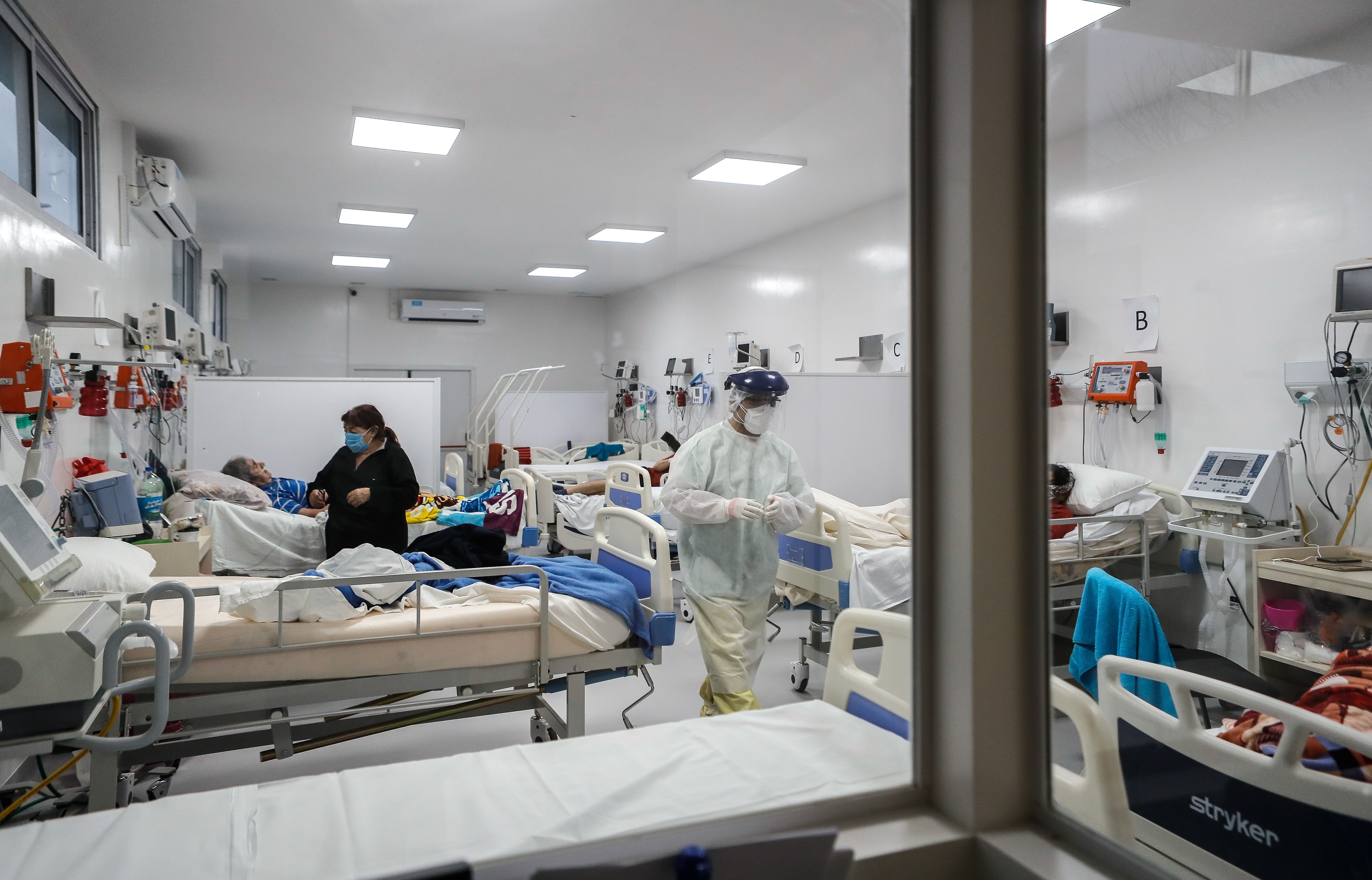 En la provincia de Buenos Aires, 682 camas aproximadamente de terapia intensiva se encuentran ocupadas y 6.450 literas totales, de un total de 11.700 (EFE) 