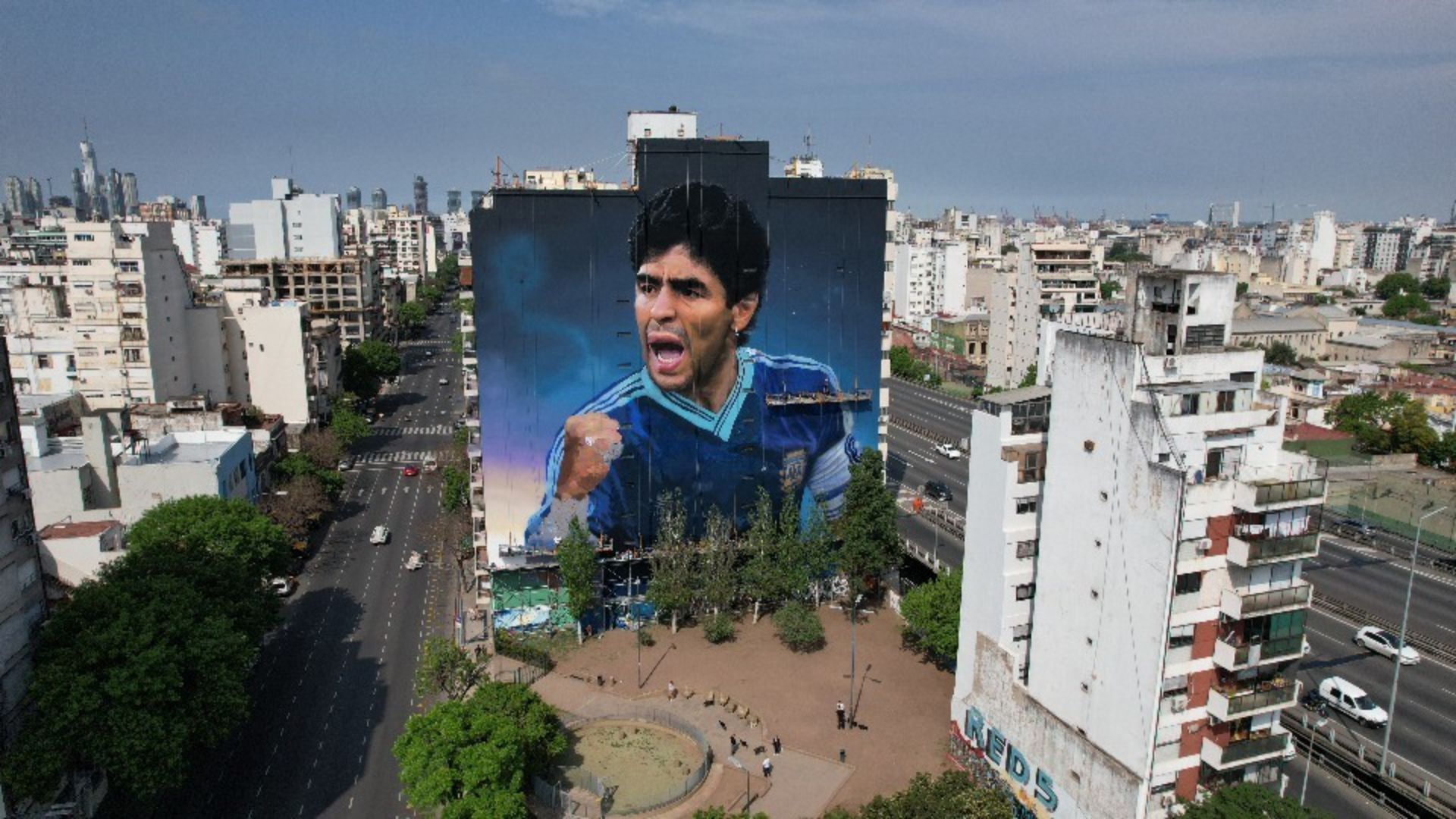 Se inaugura el mural más grande del mundo en honor a Diego Armando Maradona  - Infobae