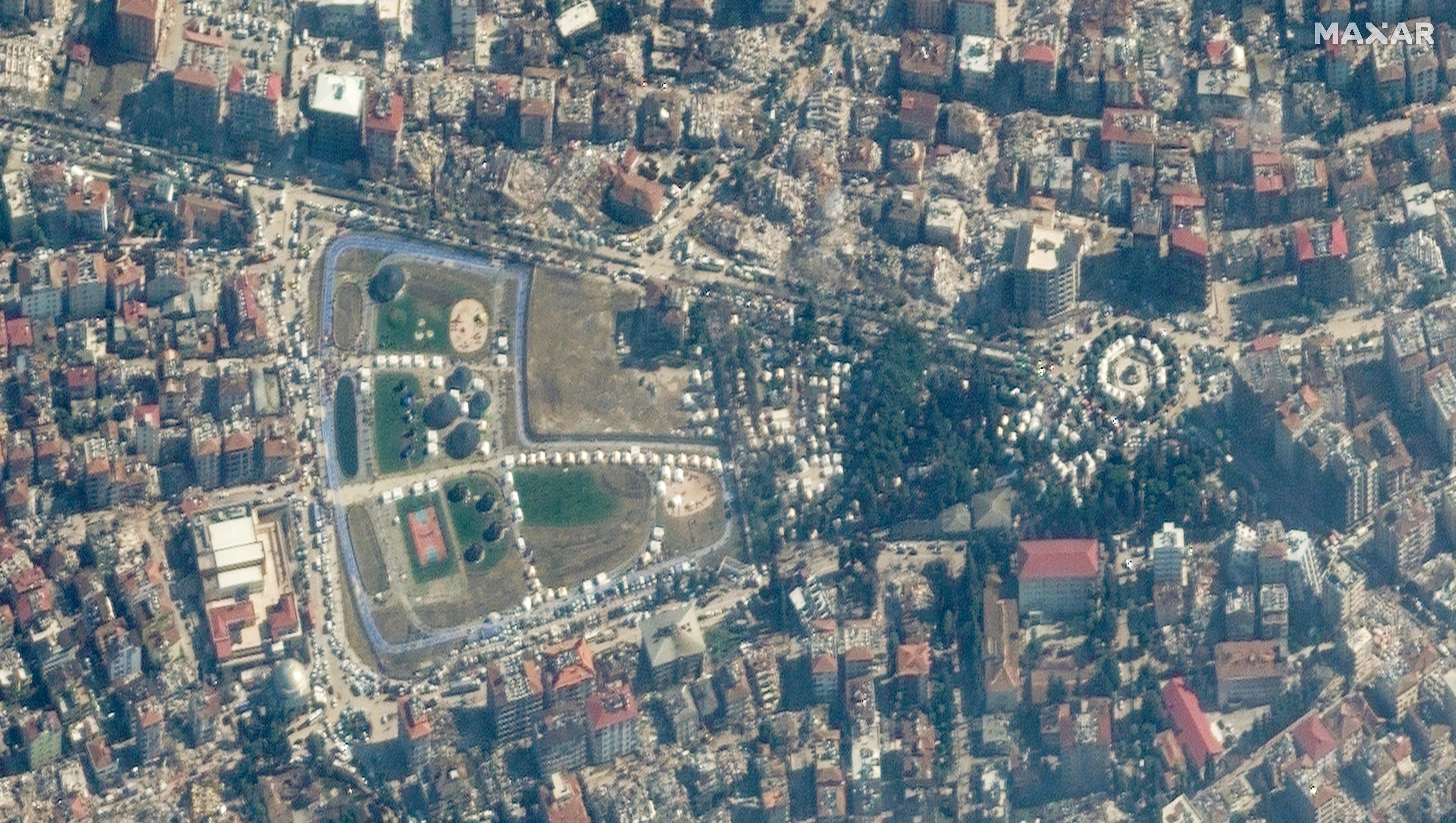Desde una imagen satelital se muestran tiendas de campaña de emergencia y edificios derrumbados después de un terremoto en Antakya, Turquía, el 8 de febrero de 2023. Derechos de autor de la imagen satelital 2023 Maxar Technologies/Folleto a través de REUTERS 