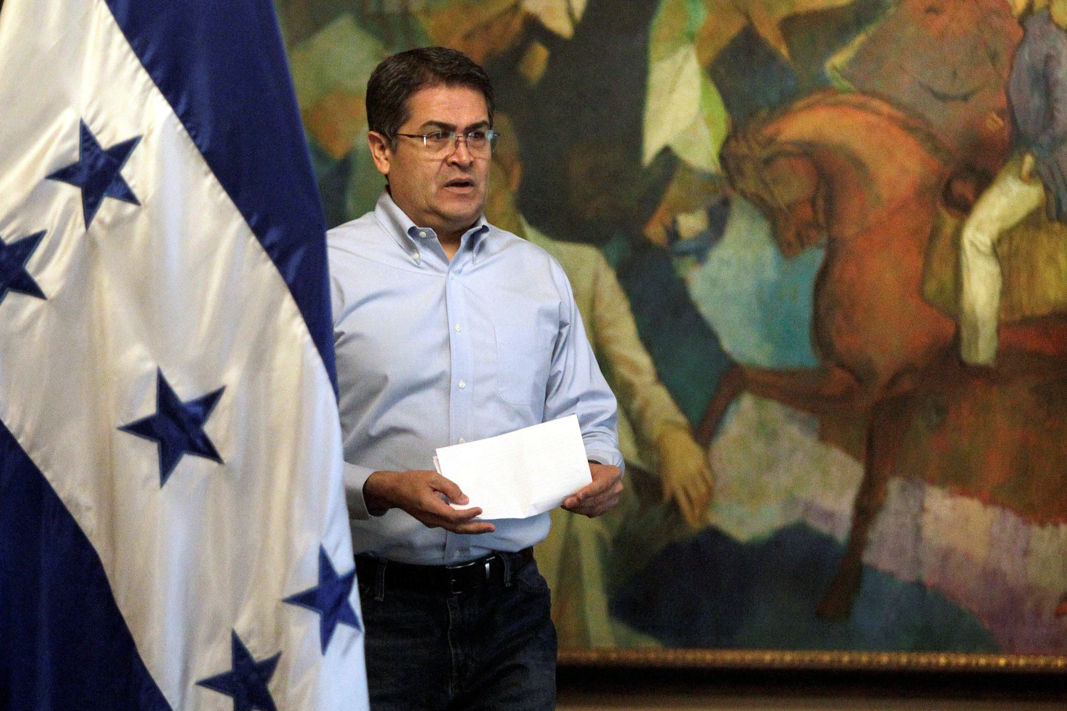 Hernández, en sus tiempos de Presidente, cuando la DEA iba recolectando información sobre sus conexiones con los carteles narco.