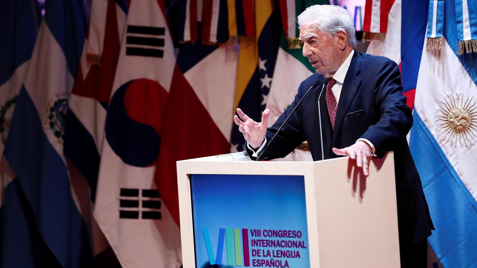 El escritor peruano Mario Vargas Llosa, durante su discurso en la sesión inaugural del VIII Congreso Internacional de la Lengua Española (CILE) (EFE/Mariscal)