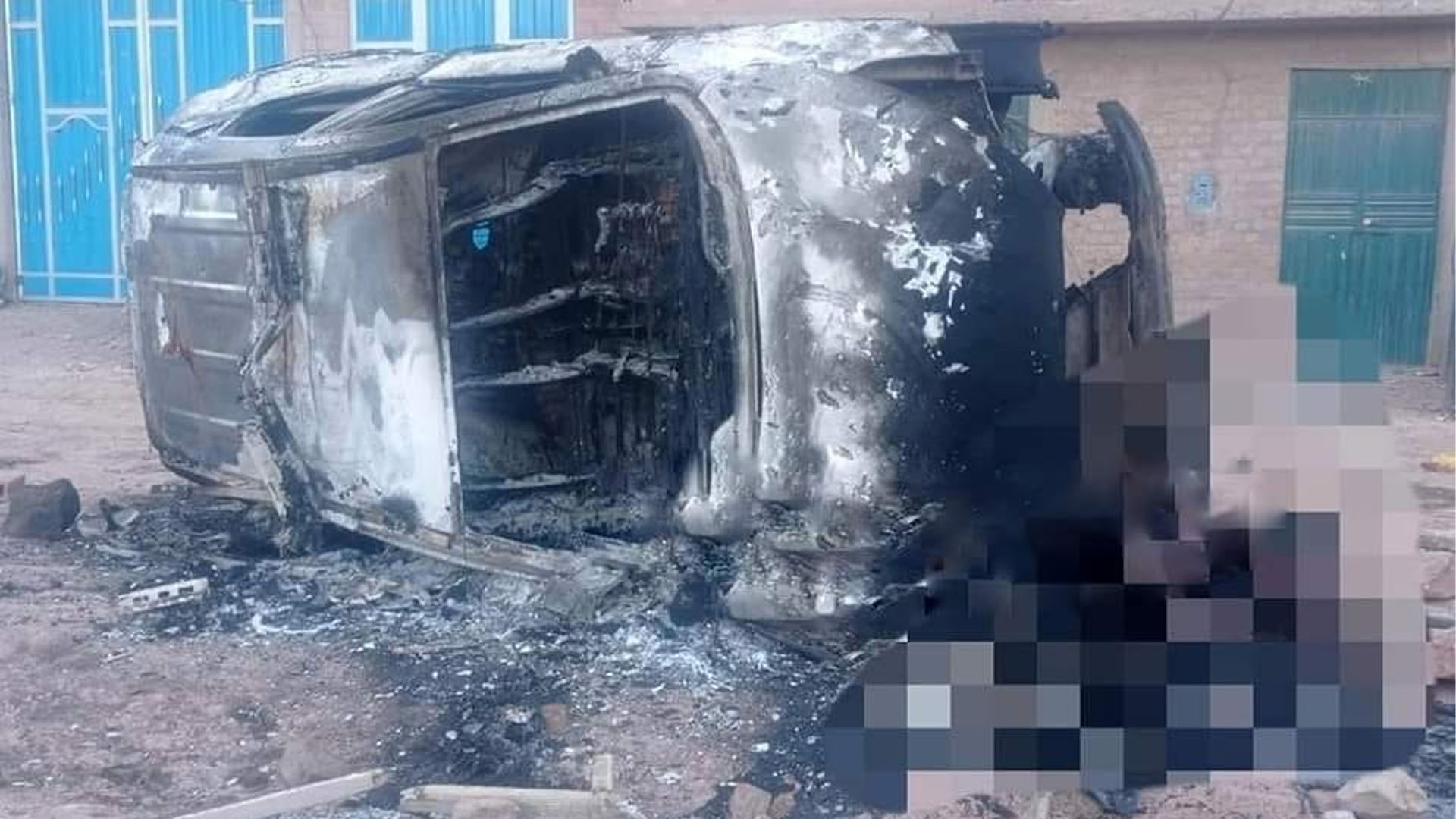 Encuentran un vehículo policial quemado en Puno.