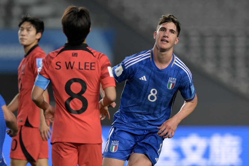 Cesare Casadei festeja el 1-0 parcial de Italia sobre Corea del Sur en la semifinal del Mundial Sub 20 (JUAN MABROMATA / AFP)