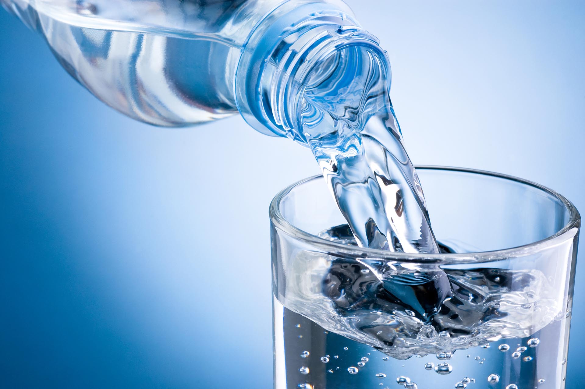 Beber agua fría ayuda a perder peso (Getty Images)
