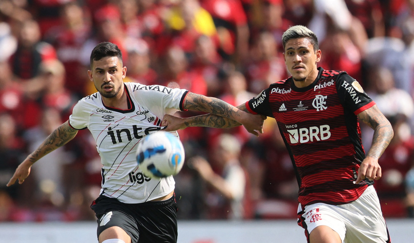 Pedroo disputa el balón con Henrique en la final de la Libertadores entre Flamengo y Athletico Paranaense (REUTERS/Luisa Gonzalez)