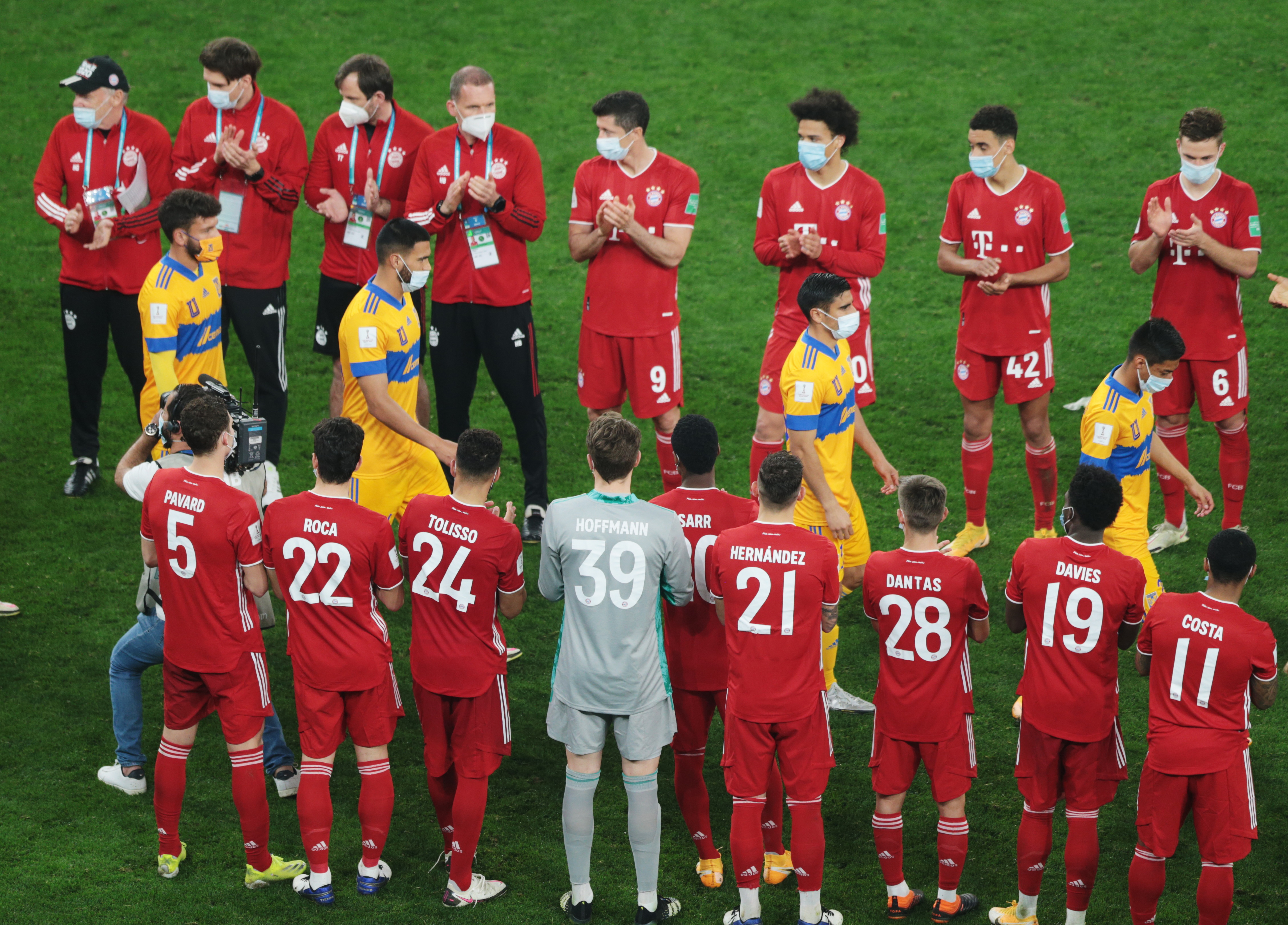 Jugadores de Bayern Múnich le aplauden a Tigres.