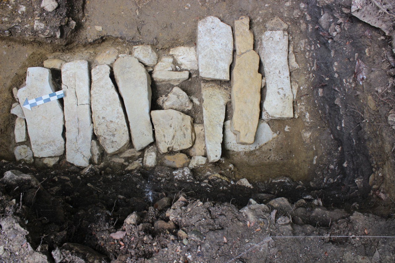 Los investigadores encontraron objetos de piedra a seis metros de la tumba. Foto: INAH.