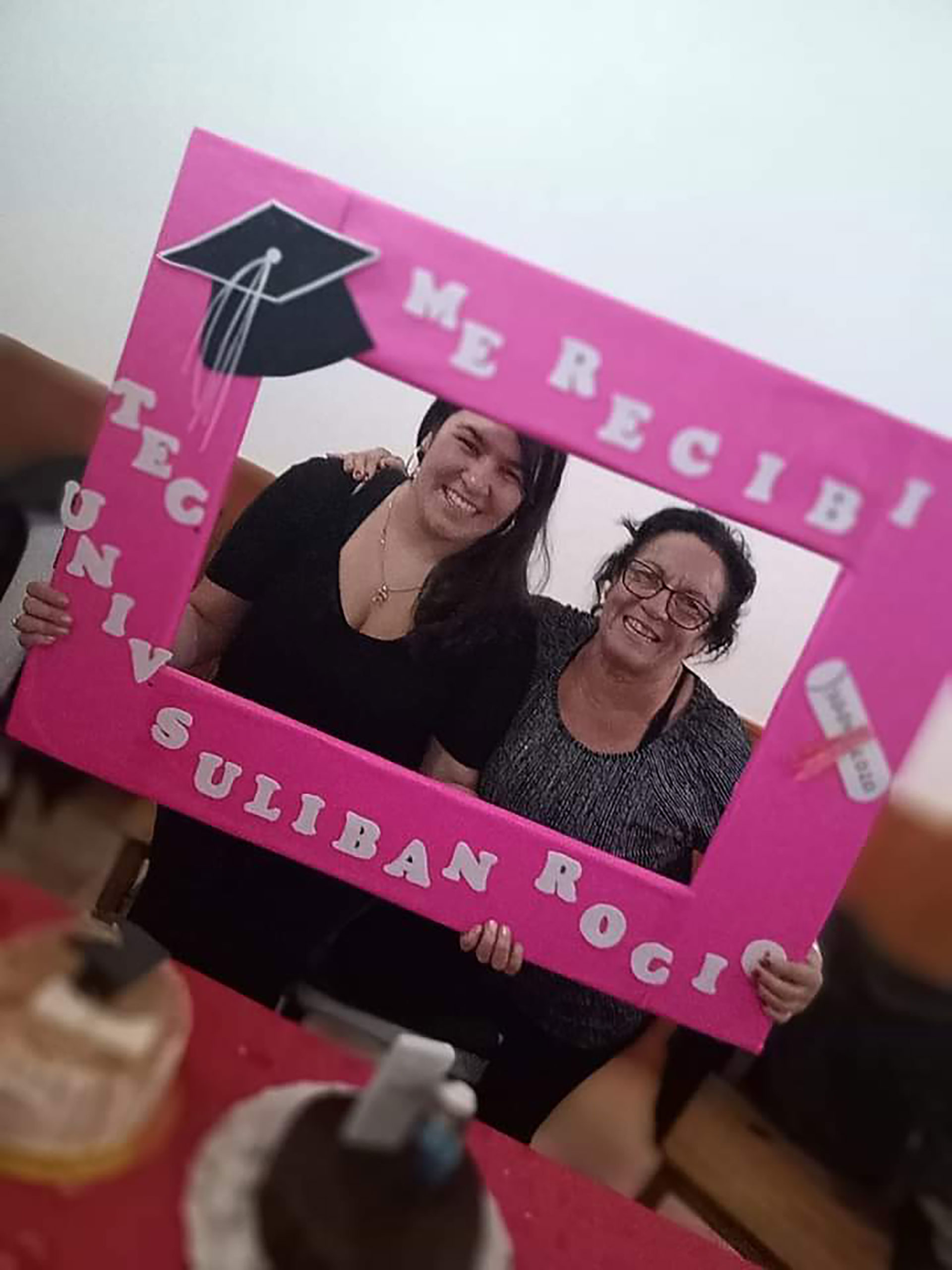 Rocío y su mamá, que la apoyó en sus estudios 