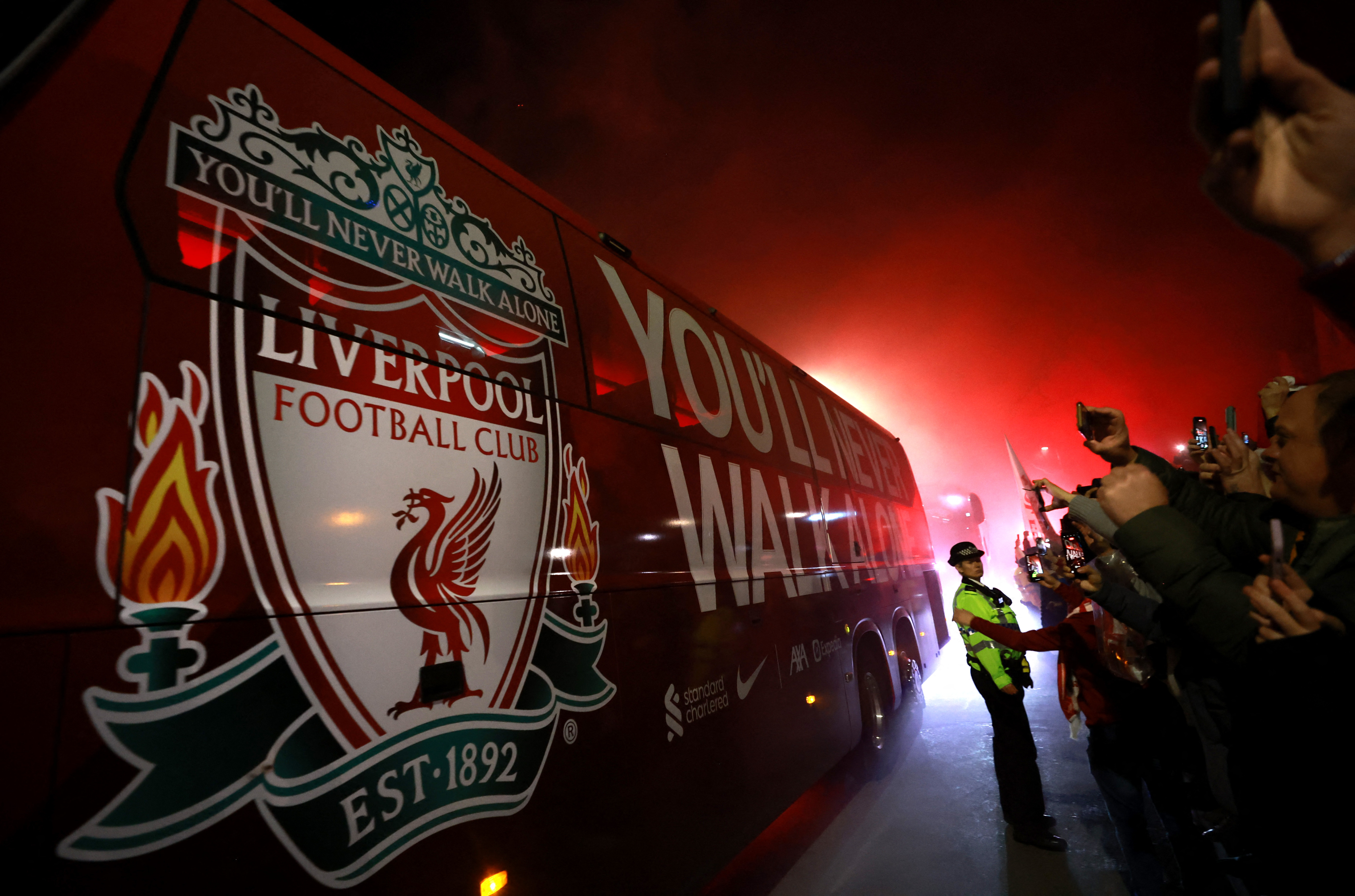 Los simpatizantes aportan el clima en las gradas. Foto: REUTERS/Phil Noble