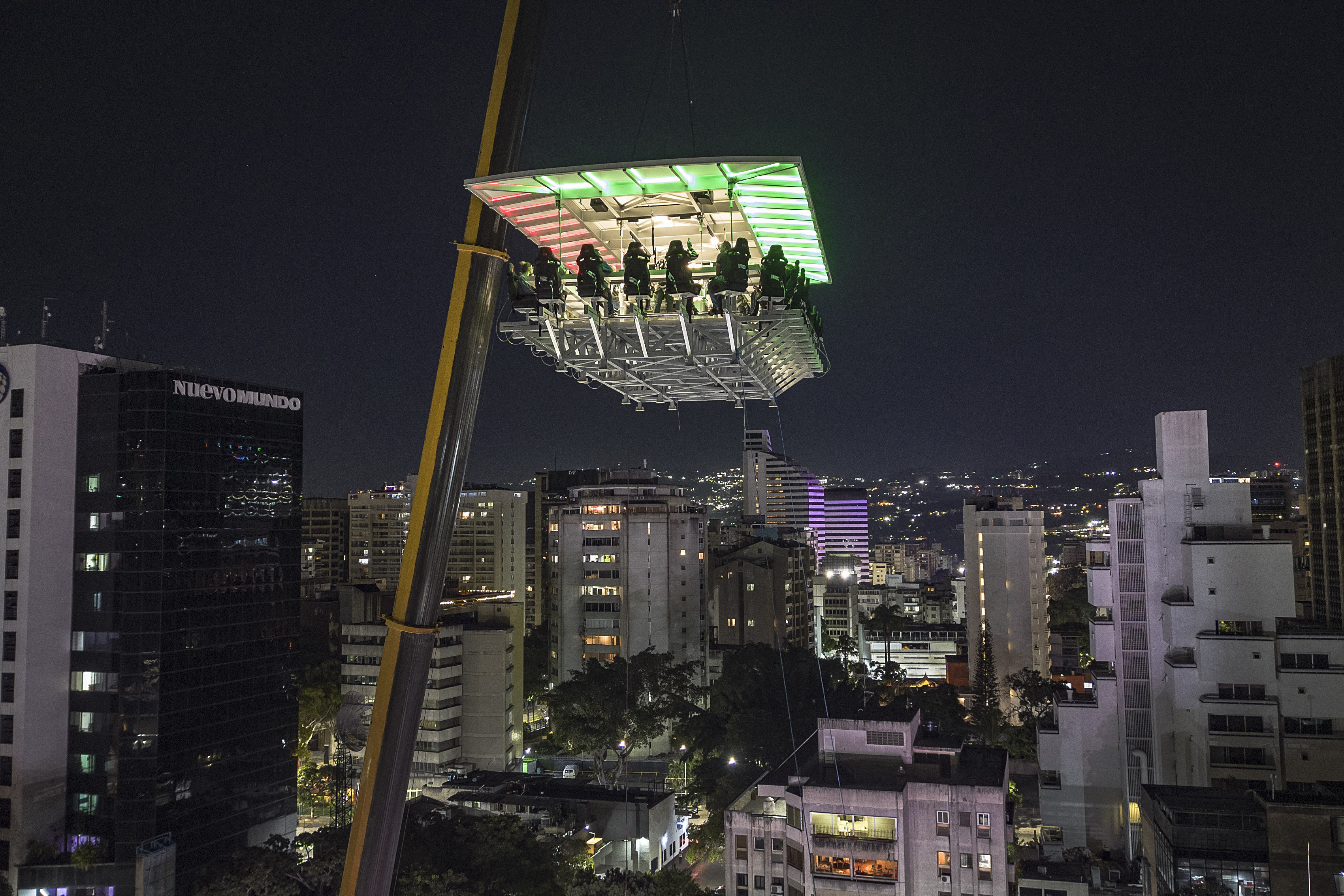 Unas personas cenan en el aire en el restaurante Altum de Caracas (AP Foto/Matias Delacroix)