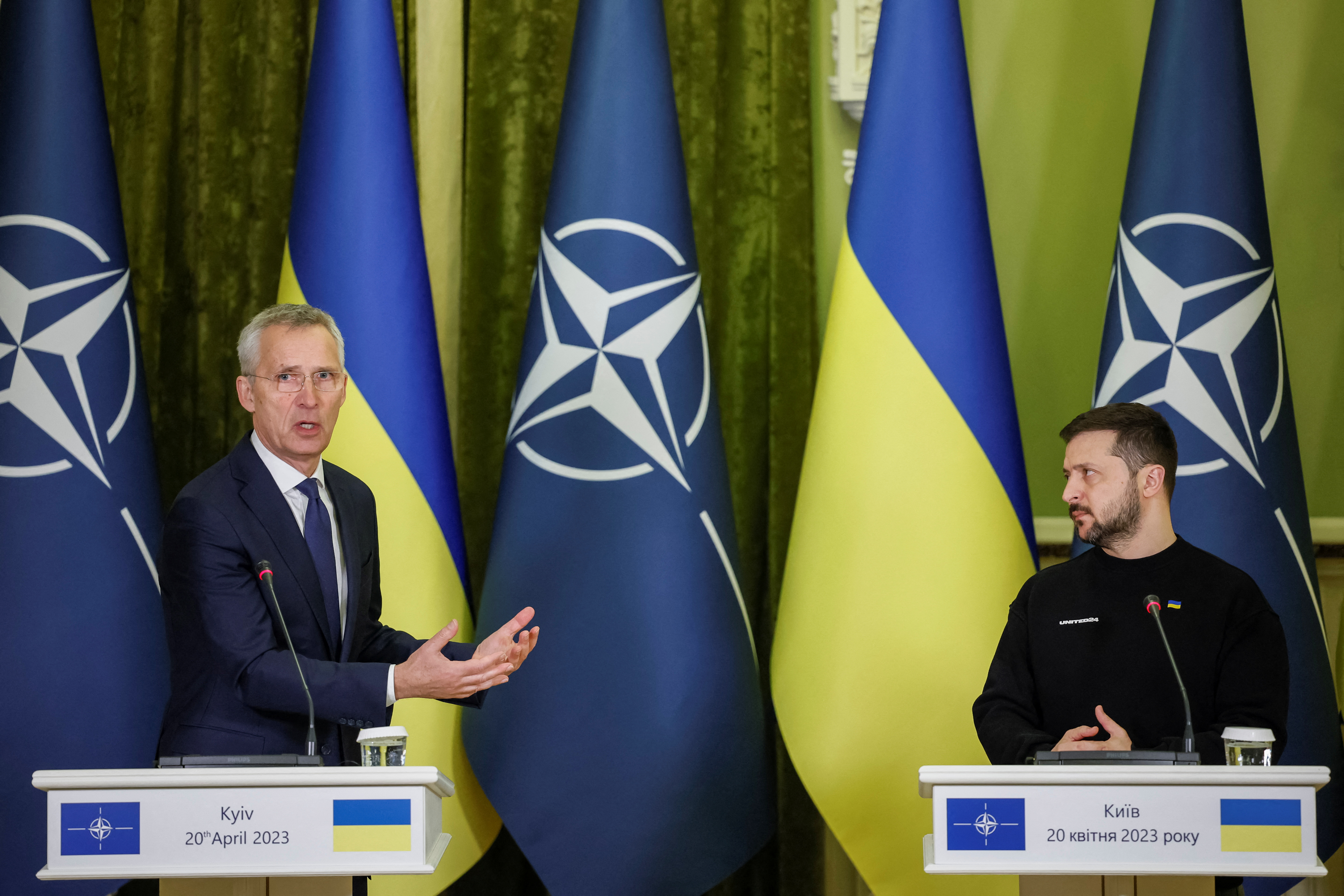 El secretario general de la OTAN, Jens Stoltenberg, se reunió con el presidente de Ucrania, Volodimir Zelenskiy, en Ucrania, ayer (REUTERS/Alina Yarysh)