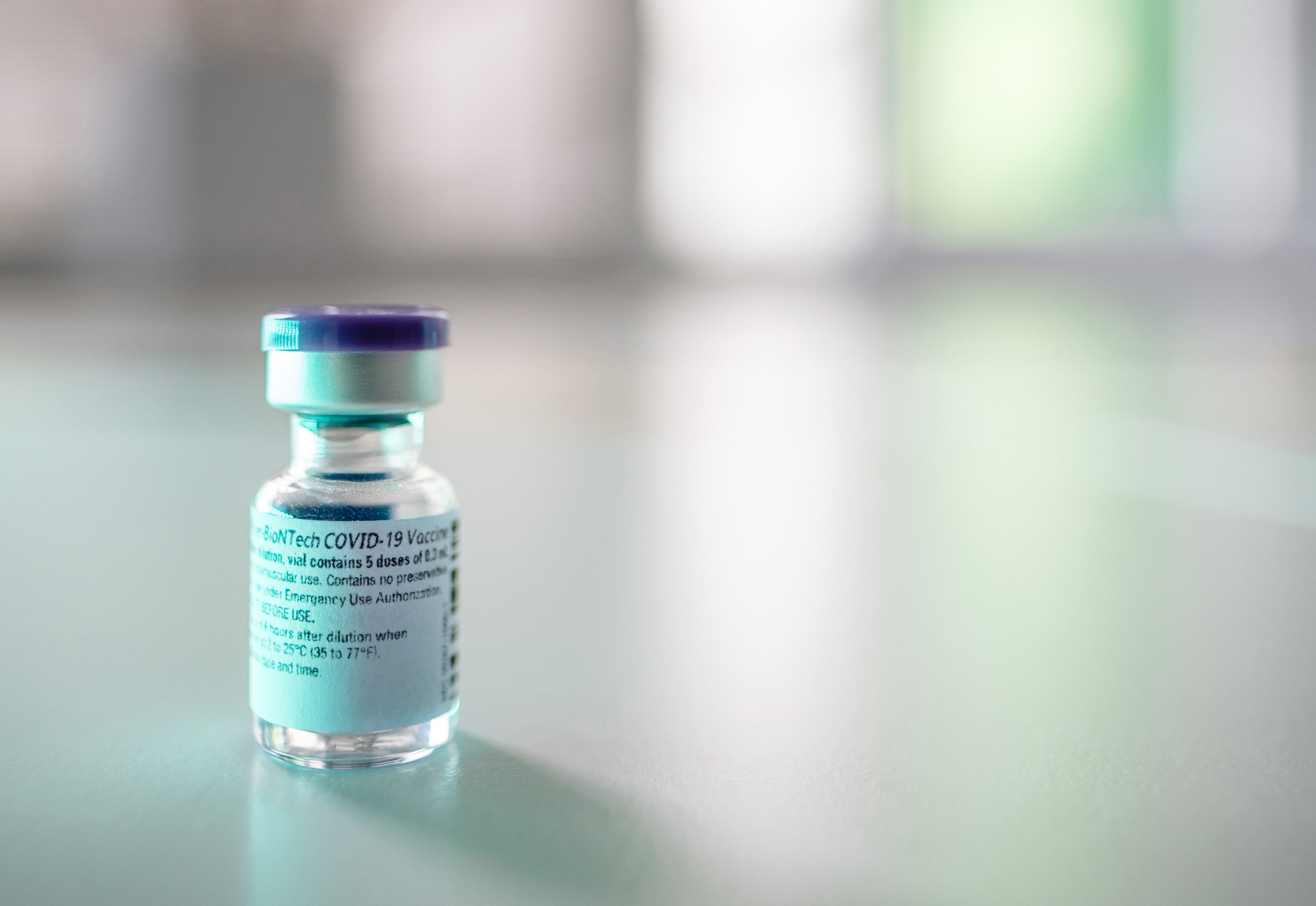 Se registraron dos casos de anafilaxia o reacciones alérgicas graves en personas que recibieron la vacuna candidata de Pfizer (Europa Press)
