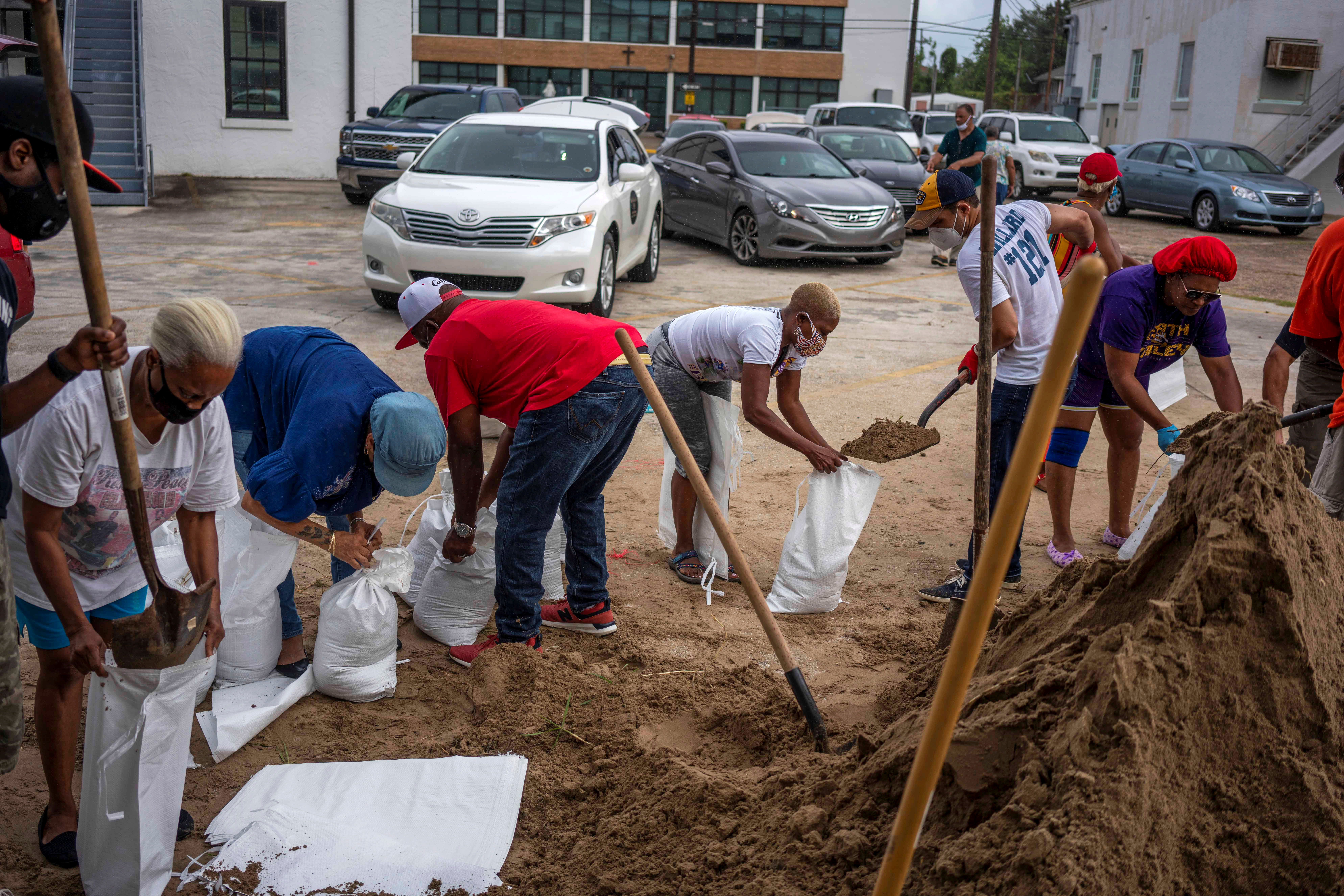 Residentes de New Orleans trabajan en equipo para armar sacos de arena contra las inundaciones (REUTERS/Kathleen Flynn)