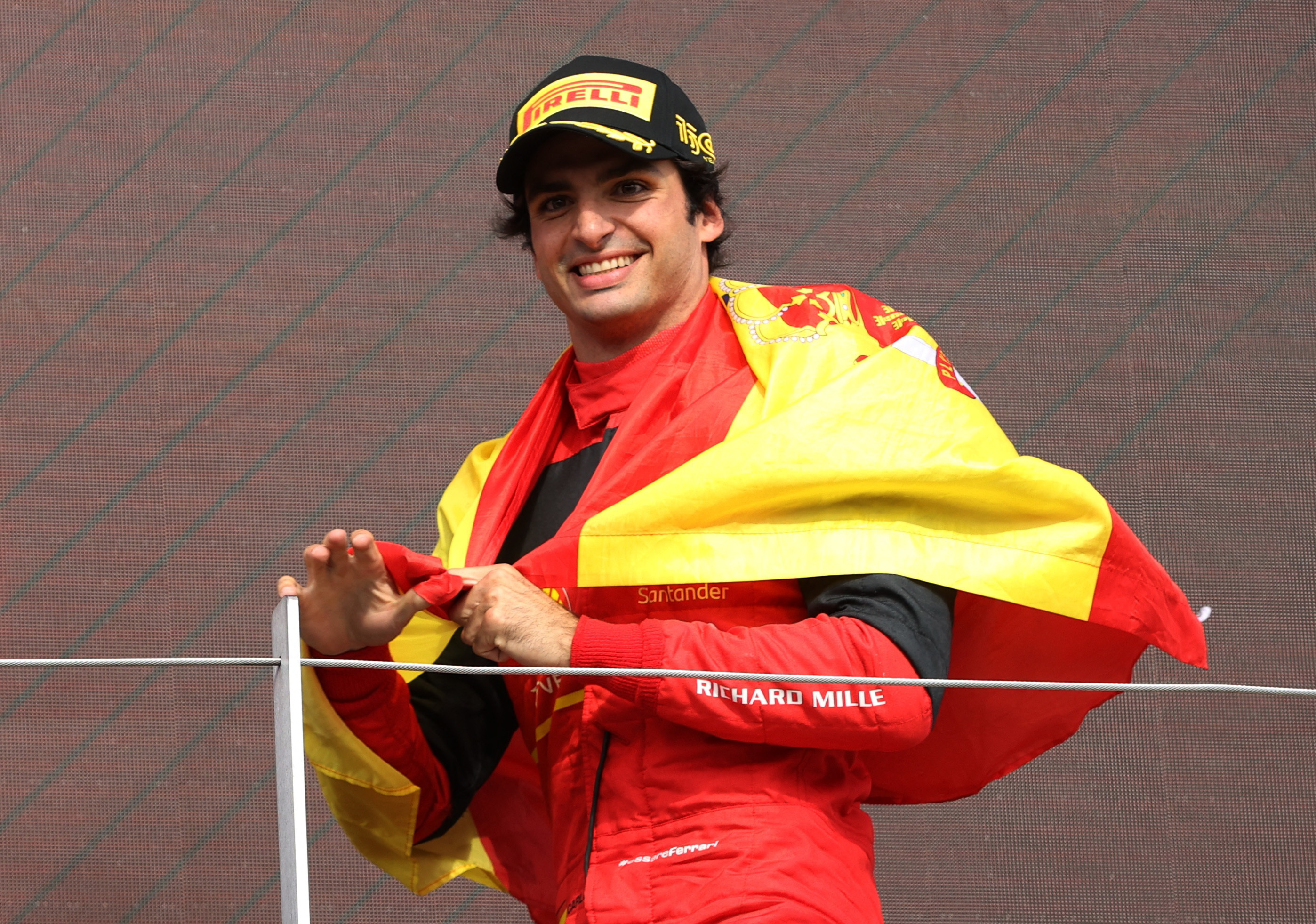 Quién es Carlos Sainz, el piloto que le ganó a la sombra de su padre y logró su primer triunfo en la Fórmula 1
