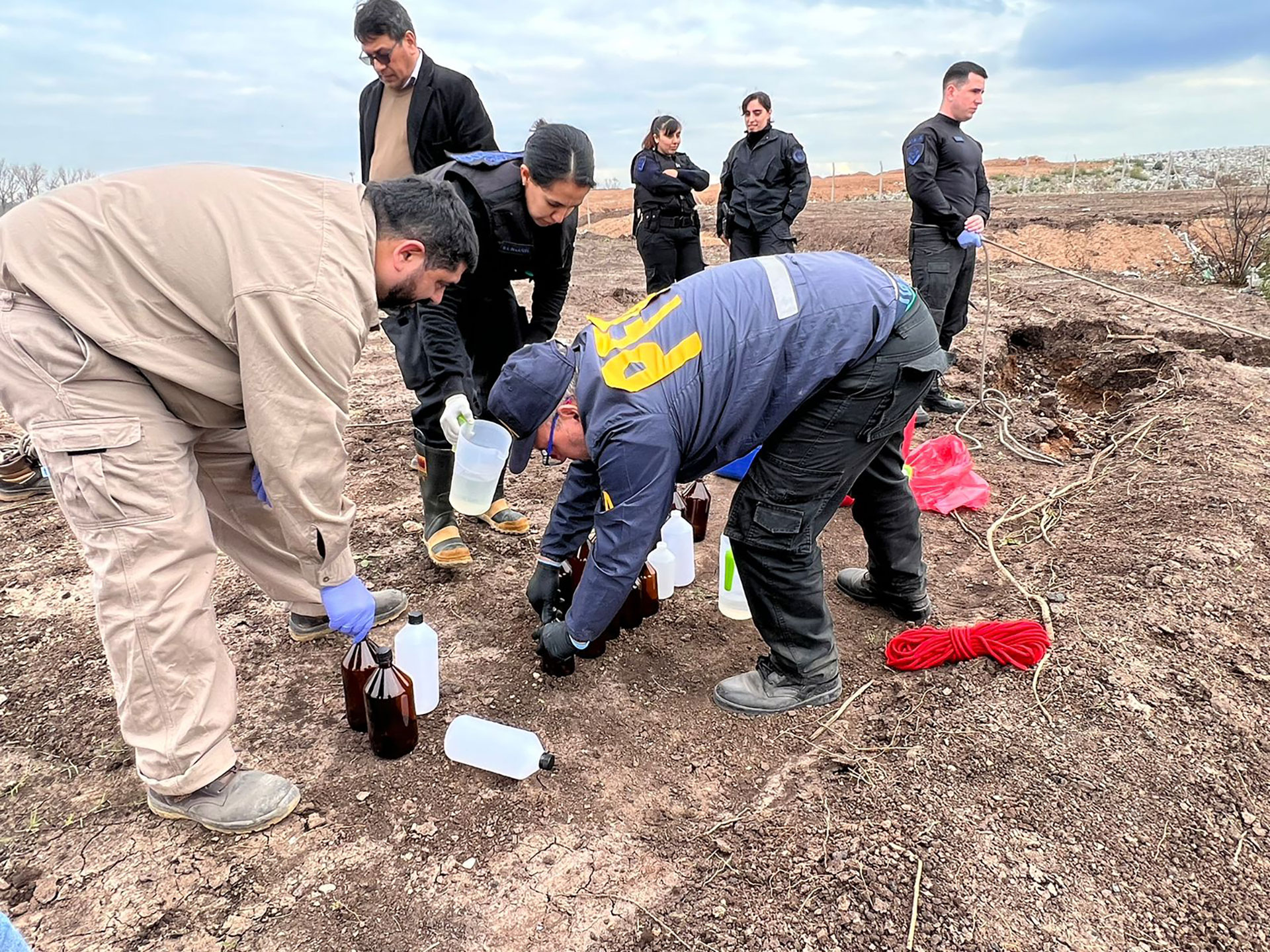 Peritos del Departamento Delitos Ambientales de la Policía Federal Argentina, que contó con la colaboración de divisiones de la Superintendencia Federal de Bomberos, ayer tomaron muestras del basural de Luján por orden de la Justicia