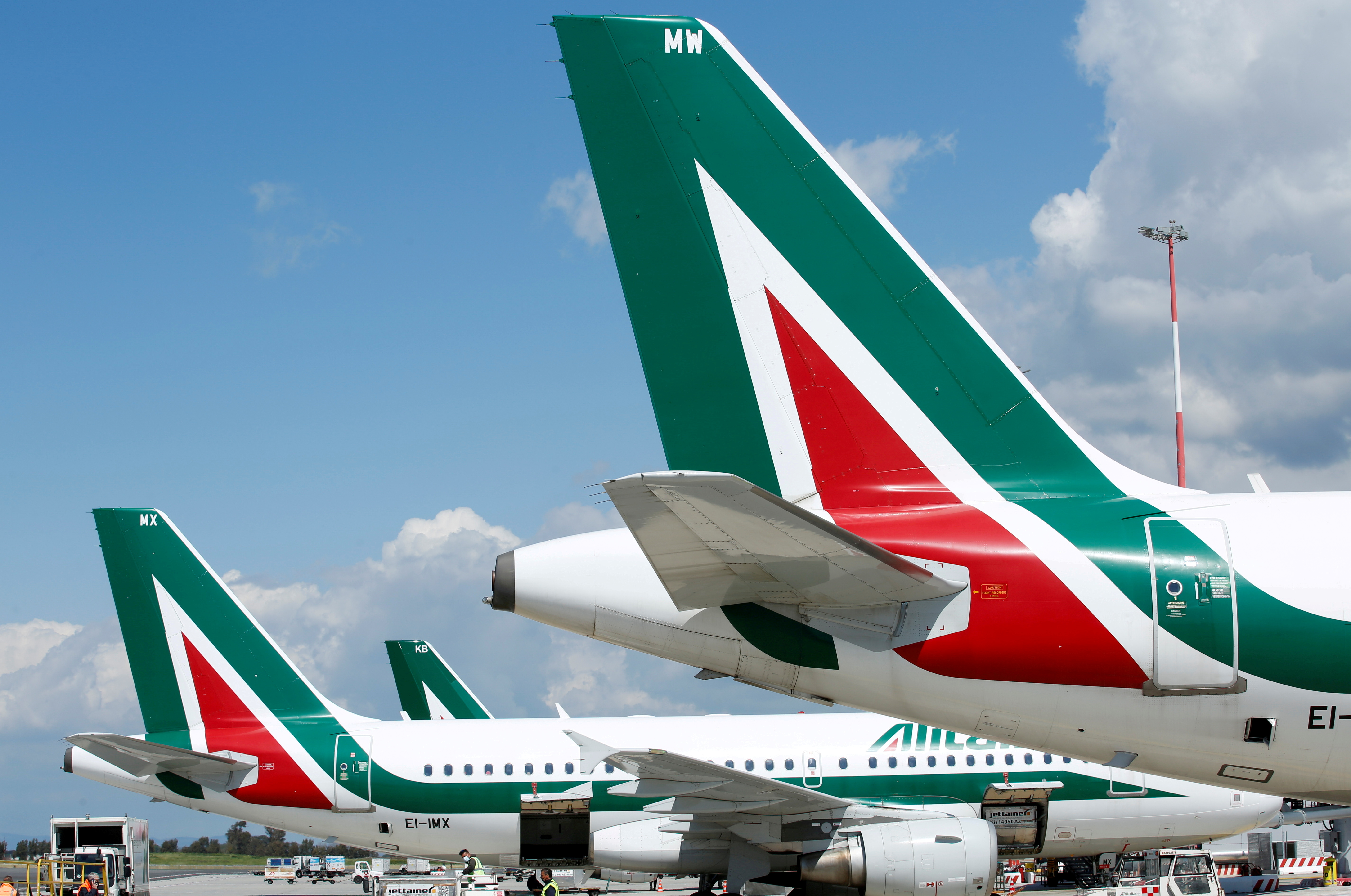 Aviones de Alitalia son vistos en la pista del Aeropuerto Internacional de Fiumicino el 15 de abril de 2021. (REUTERS/Remo Casilli/Foto de archivo)