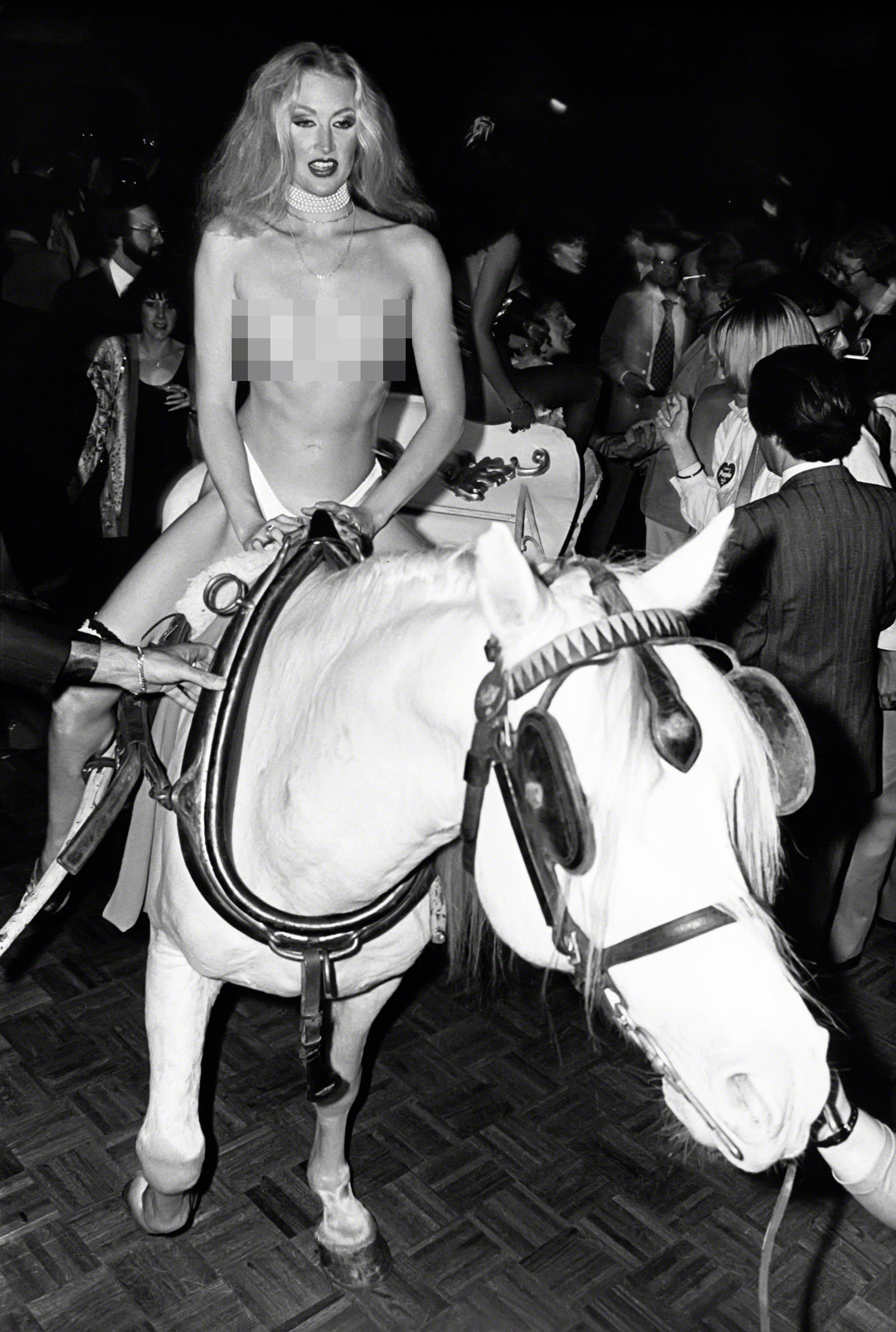 Una chica pasea desnuda por la pista en una de las veladas de 1978. Cada noche podía suceder cualquiera cosa en Studio 54 (Foto: Sonia Moskowitz/IMAGES/Getty Images)
