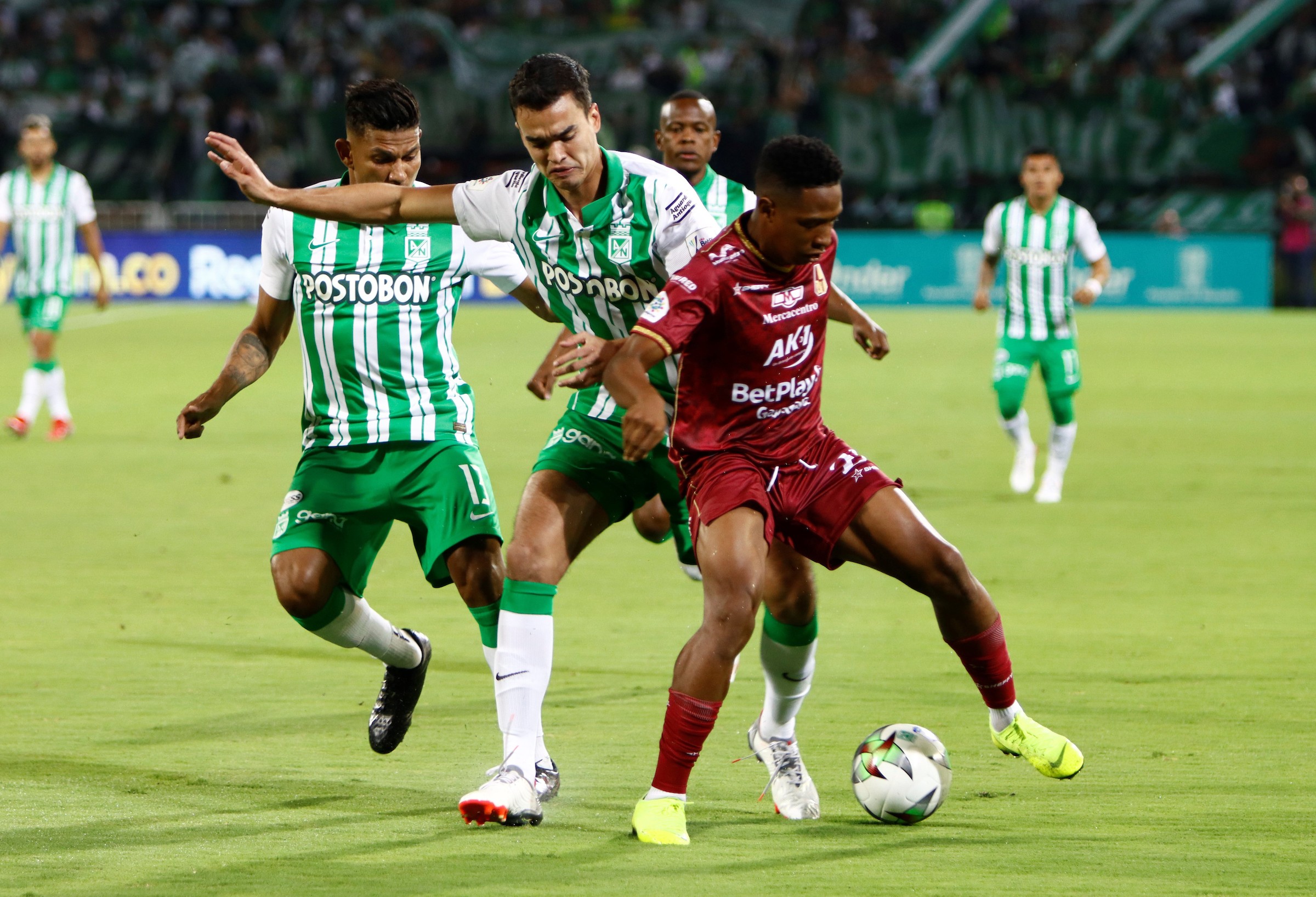 In the image, Alexánder Mejía and Felipe Aguilar chasing Andrés Ibargüen in the game between Atlético Nacional and Deportes Tolima at the Atanasio Girardot stadium in Medellín / (Colprensa)