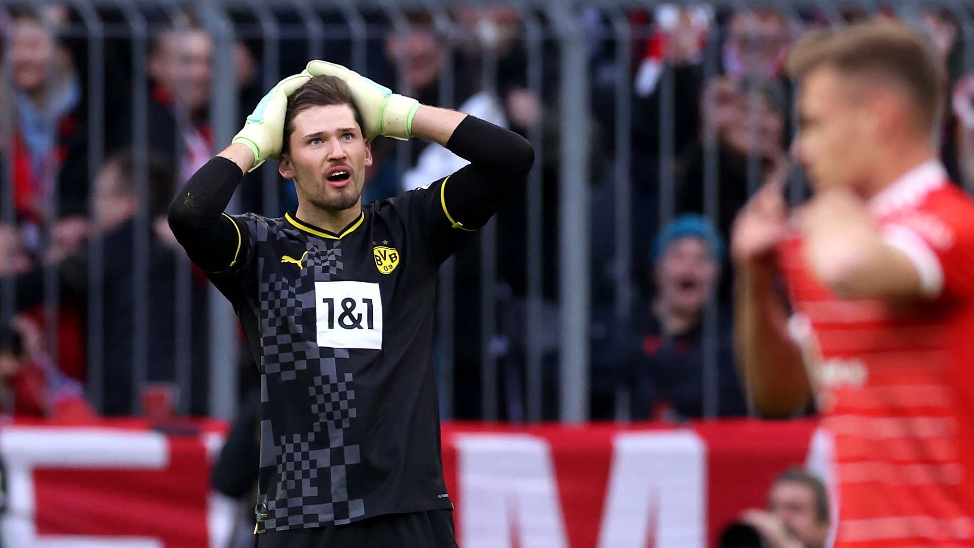 El error de principiante del arquero de Borussia Dortmund en la dolorosa derrota ante Bayern Múnich en el clásico