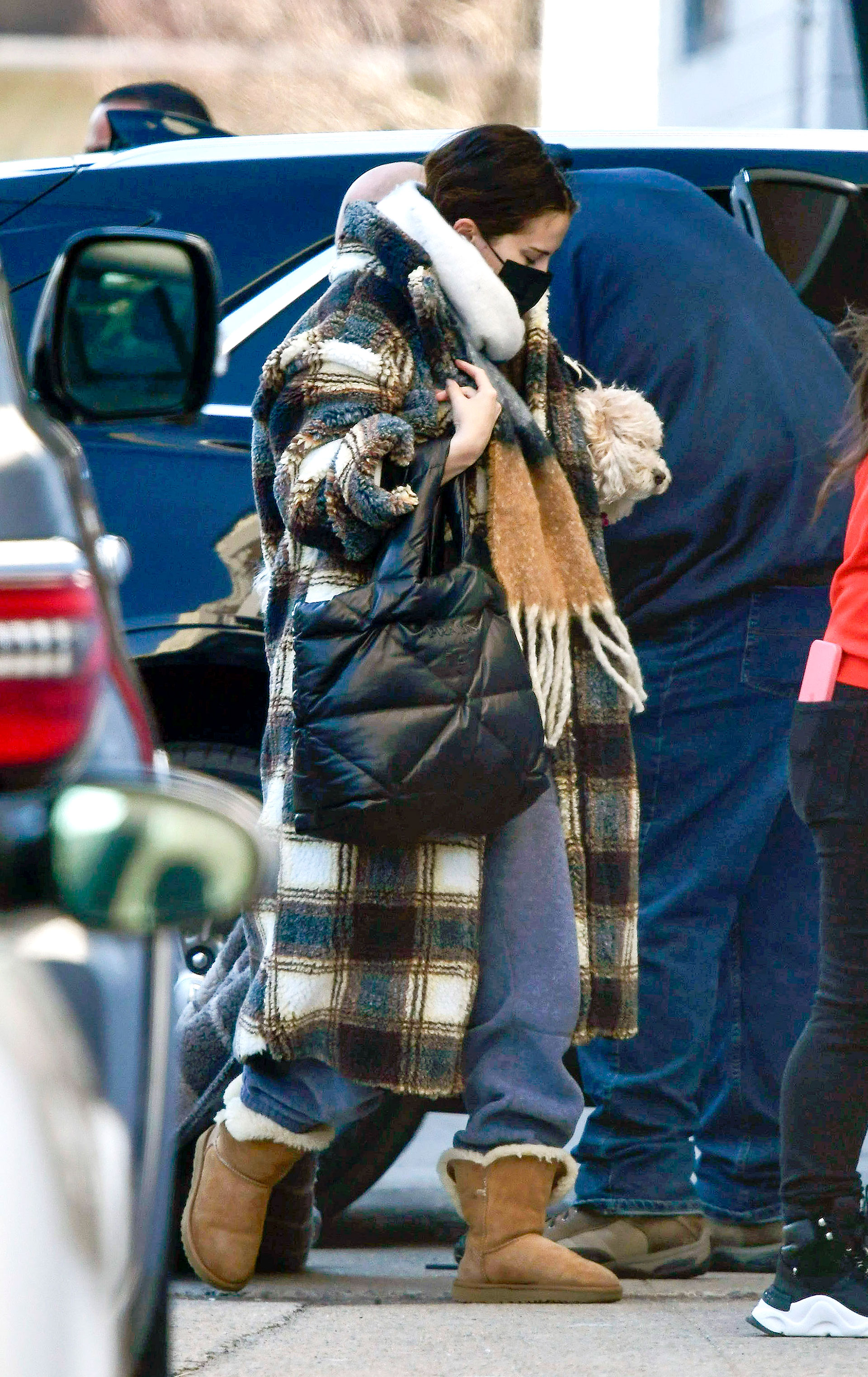 Buscó pasar desapercibida. Selena Gomez quiso evitar que la reconocieran durante un paseo por Nueva York. Lució un tapado a cuadros, una bufanda extra large y tapabocas