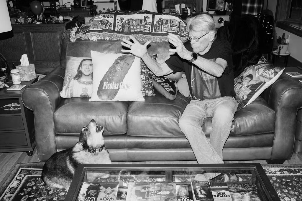 Mike Flanagan, el director que idolatra a Stephen King desde quinto grado, reimagina "Carrie" con ciberacoso, simulacros de tiroteo y el visto bueno del propio autor